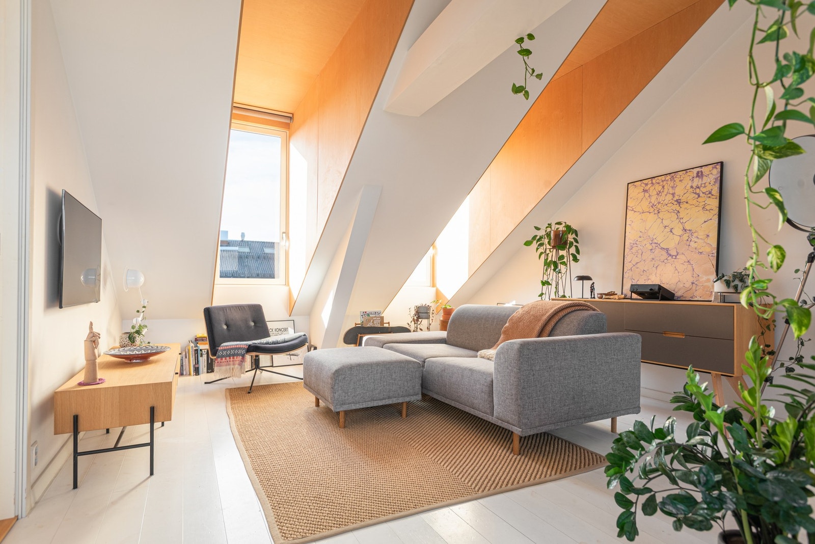 Stor, åpen stue som enkelt lar seg møblere med sofamøblement, spisestue og ønsket møblement. Galleribilde