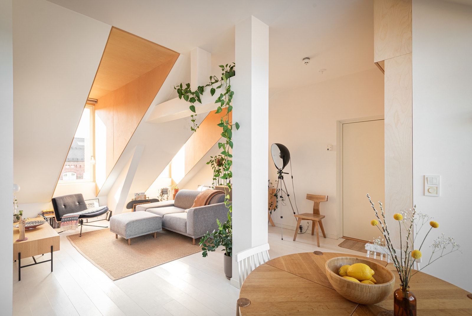 Cecilie Elliott Jørstad v/Privatmegleren ønsker velkommen til svært lekker loftsleilighet i hjerte av Vålerenga. Galleribilde