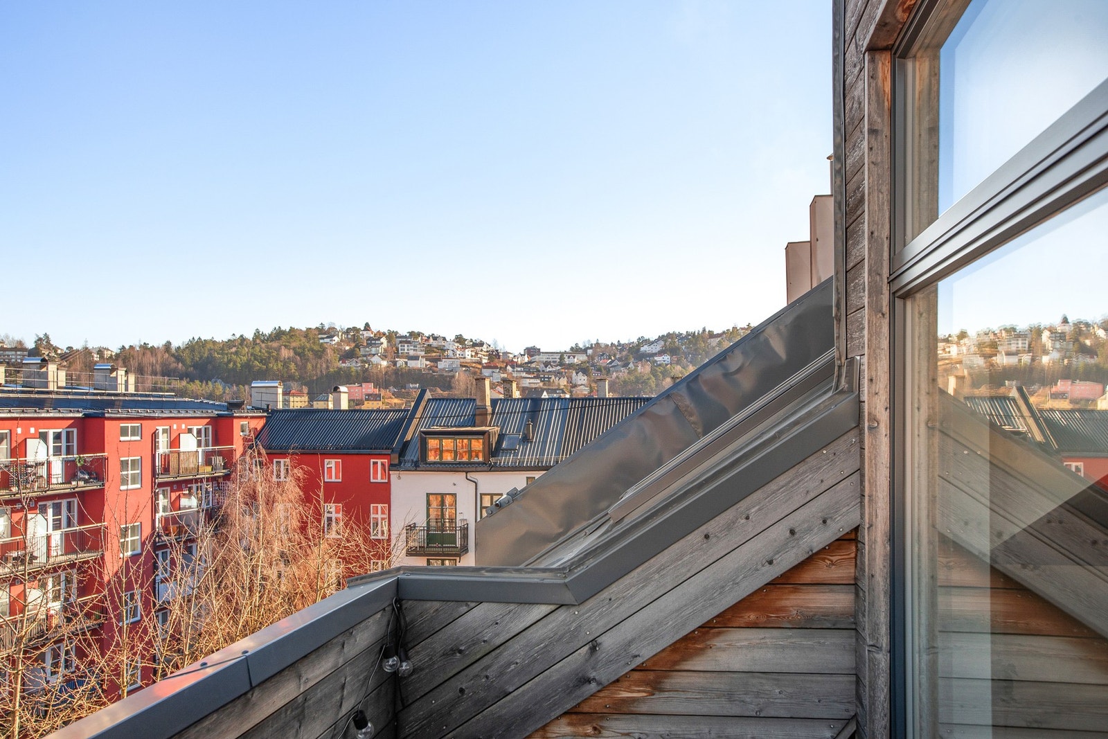 Fra stuen har du direkte utgang til østvendt takterrasse på 4 kvm. Galleribilde