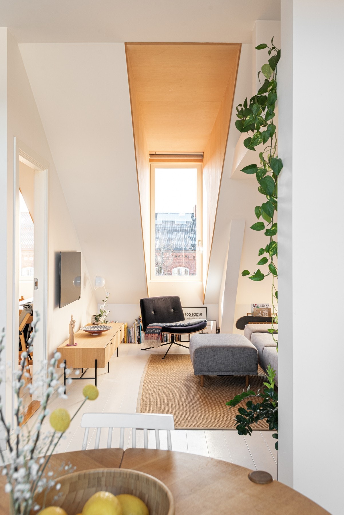 Her er det generøse vindusflater og god takhøyde på opp til 2,87 meter som underbygger den gode følelsen av plass. Galleribilde