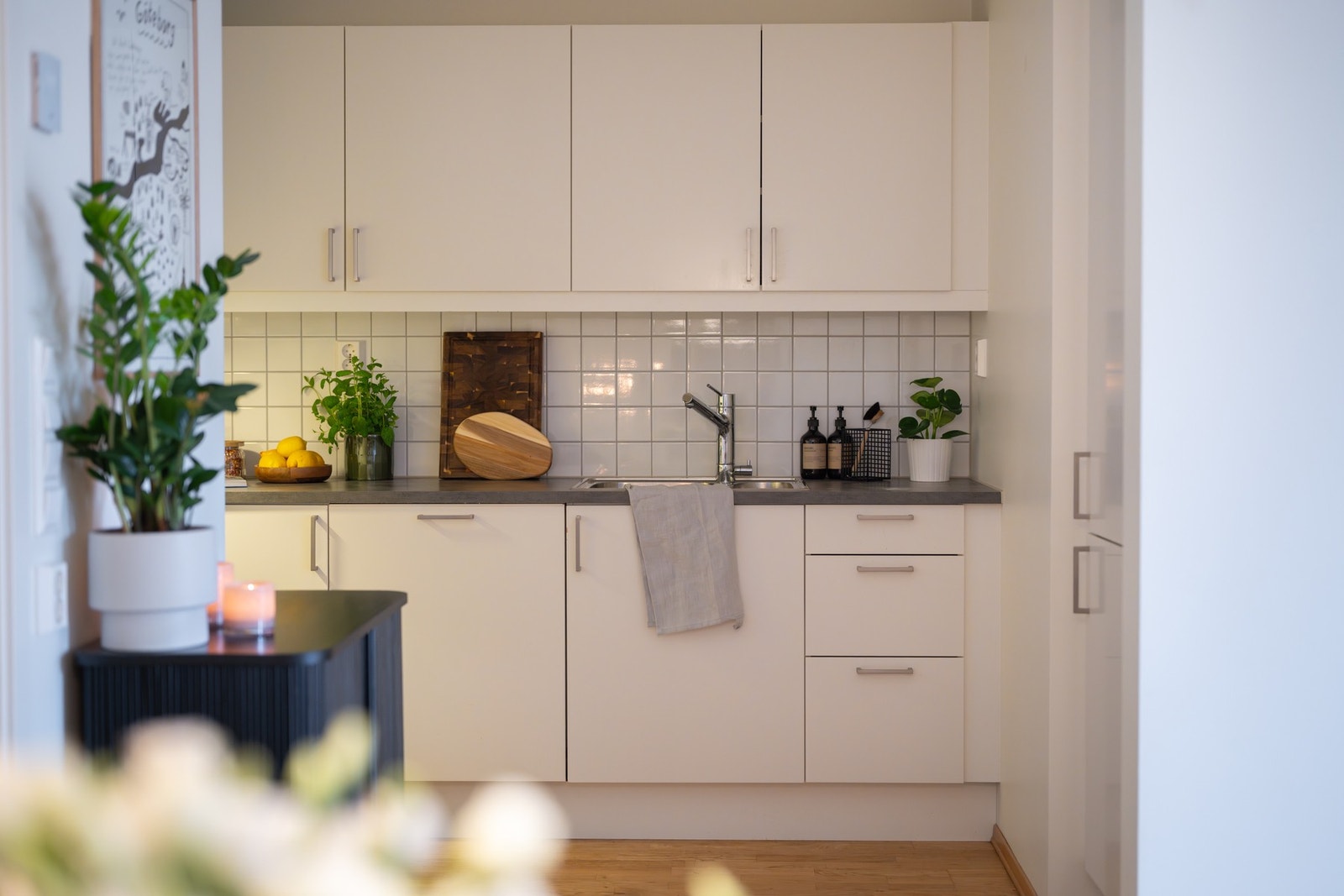 Kjøkkenet er utstyrt med integrert ovn, oppvaskmaskin, induksjon koketopp, kjøl/frys og nedfelt oppvaskkum - disse medfølger ved salg. Galleribilde