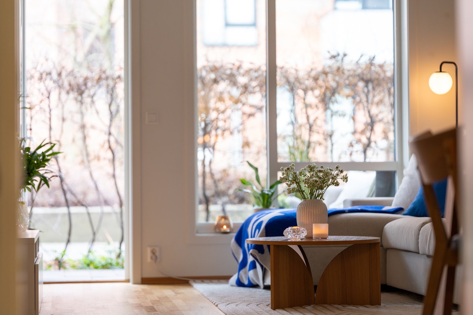 Stuen er lys og romslig med naturlige soner for møblering. Galleribilde