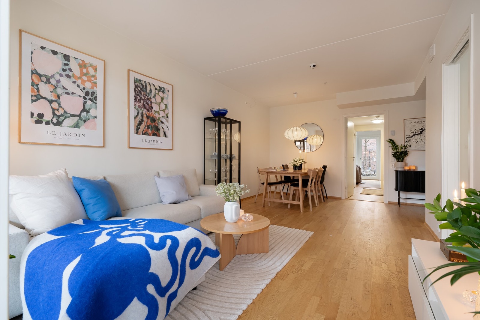 Kjøkkenet og stuen er i delvis åpen løsning som gjør at det er enkelt å holde gjestene med selskap under matlagingen, samtidig som det er naturlige skiller og definerte møbleringssoner. Galleribilde