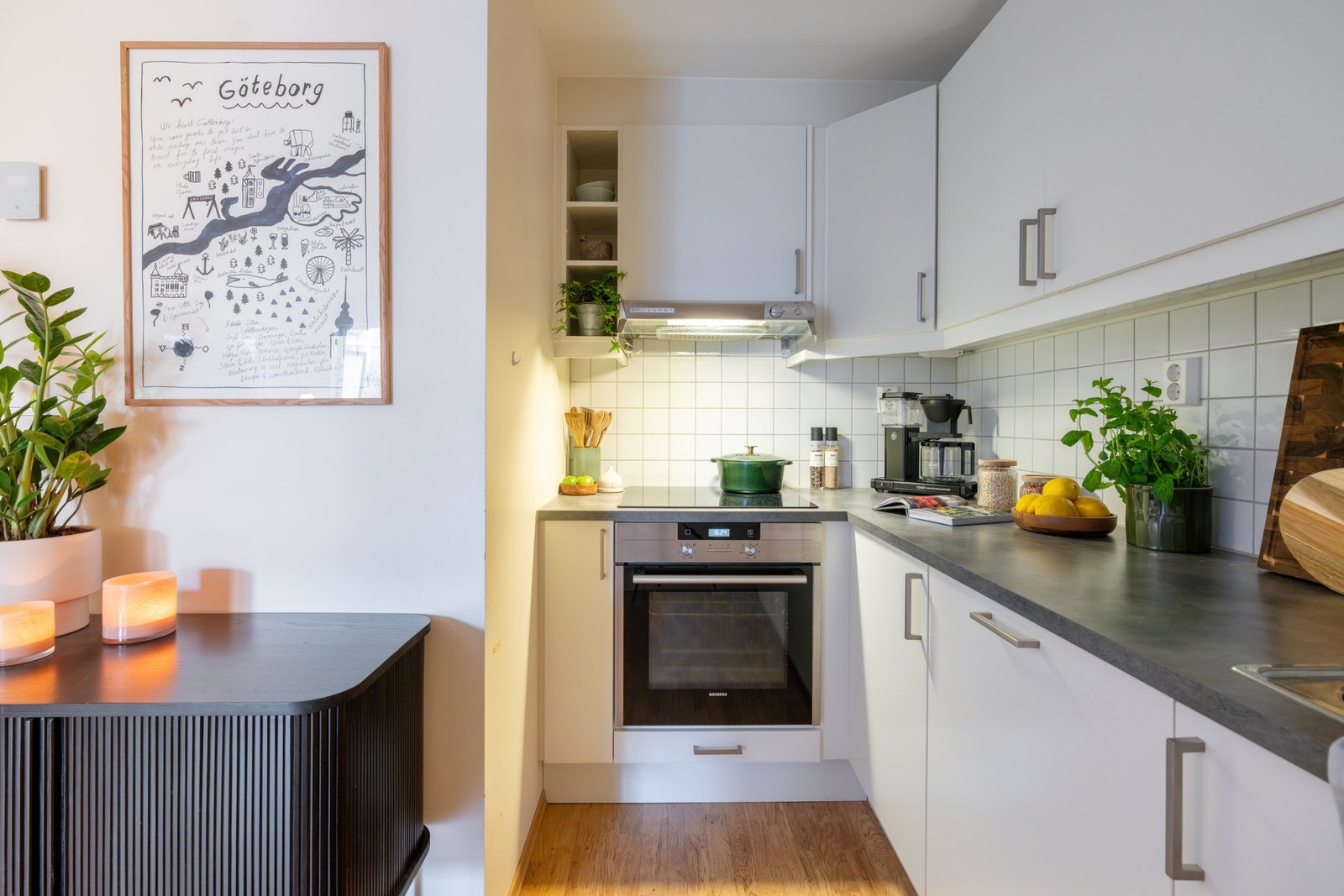 Kjøkkeninnredningen har glatte fabrikklakkerte fronter, samt laminat benkeplate. Galleribilde