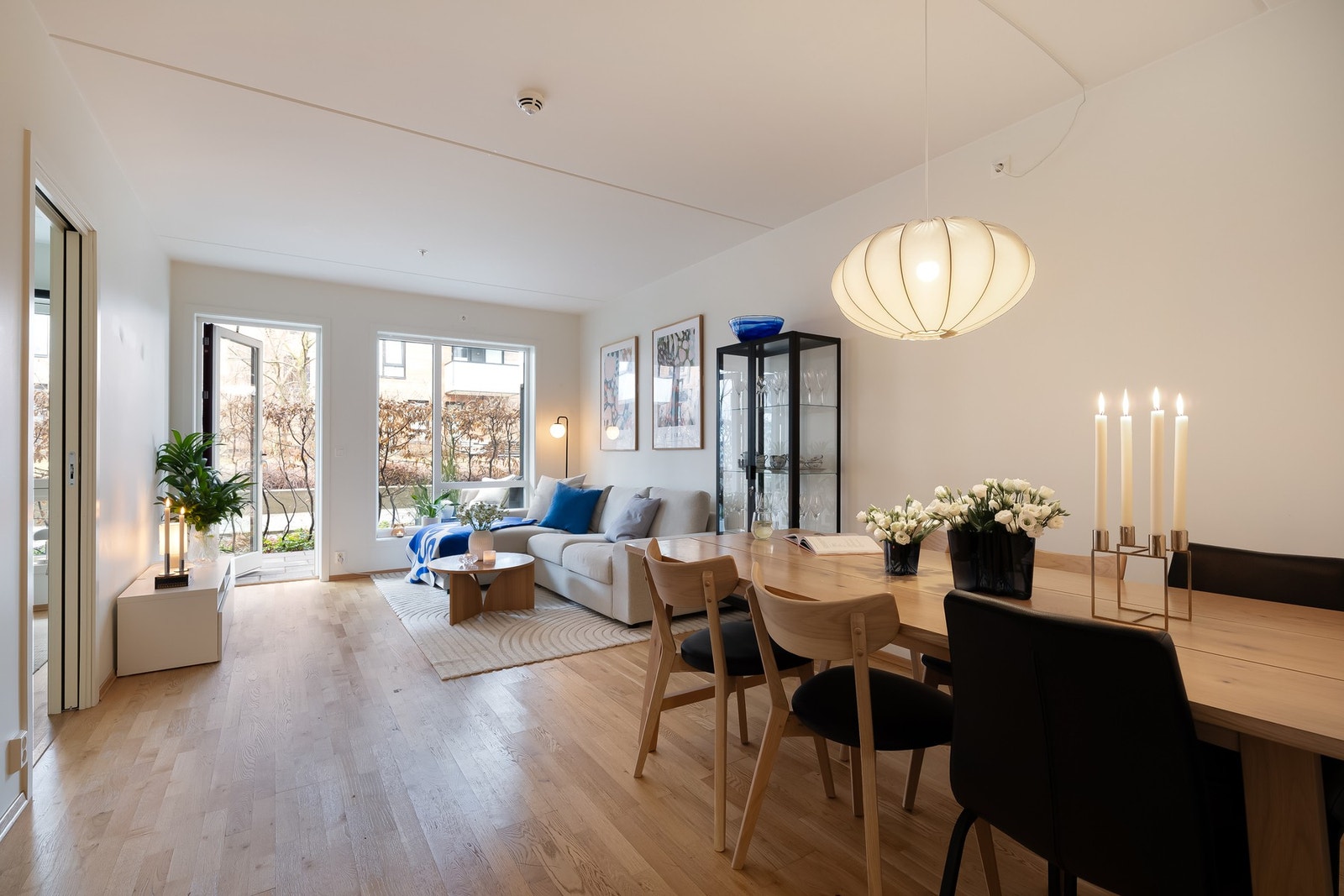 I tillegg til en stor hjørnesofa er det også plass til spisebord med plass til flere gjester. Galleribilde