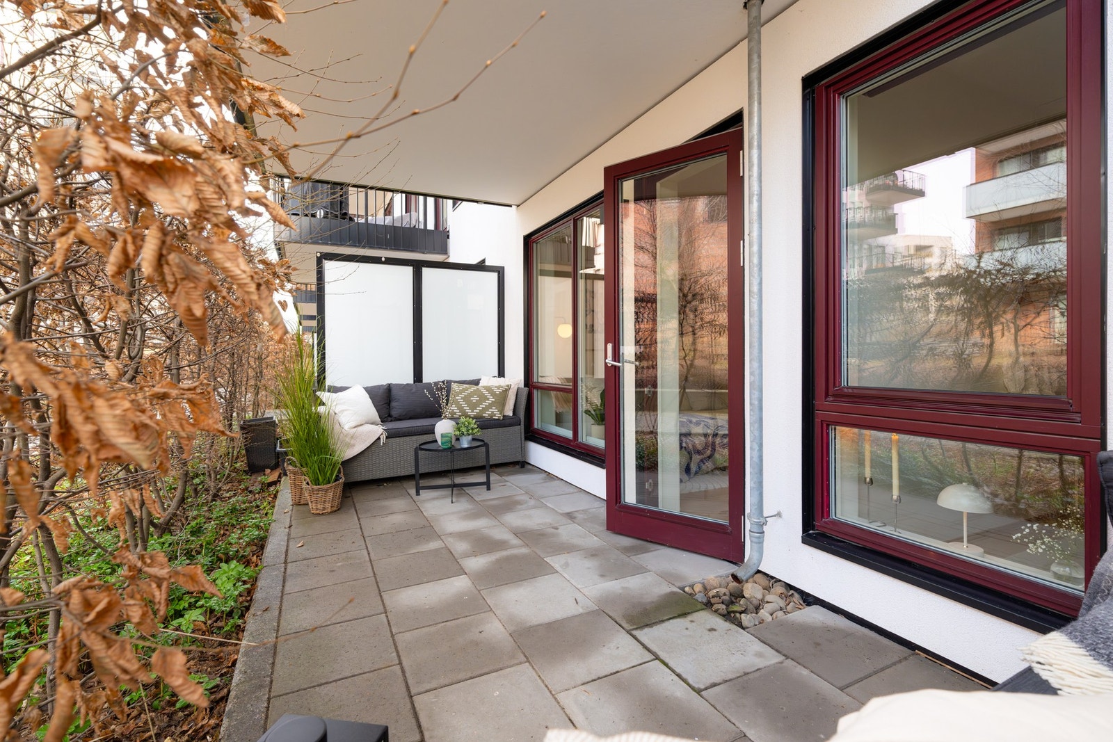 På uteplassene er det rikelig med plass til sittegruppe, plantekasser og grill. Galleribilde