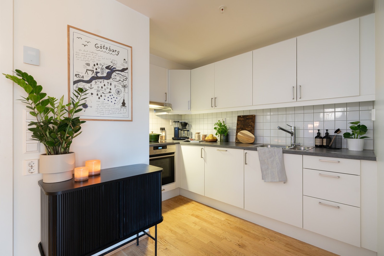 Et fint og arbeidsvennlig kjøkken som er godt utnyttet og rikelig med både skap- og benkeplass. Galleribilde