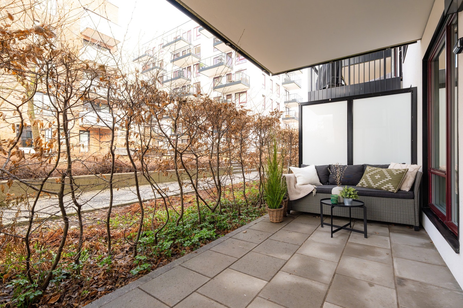 Her får du gleden av to hyggelige markterrasser. Denne hellelagte uteplassen er nordvestvendt og er på ca.10 kvm. Galleribilde