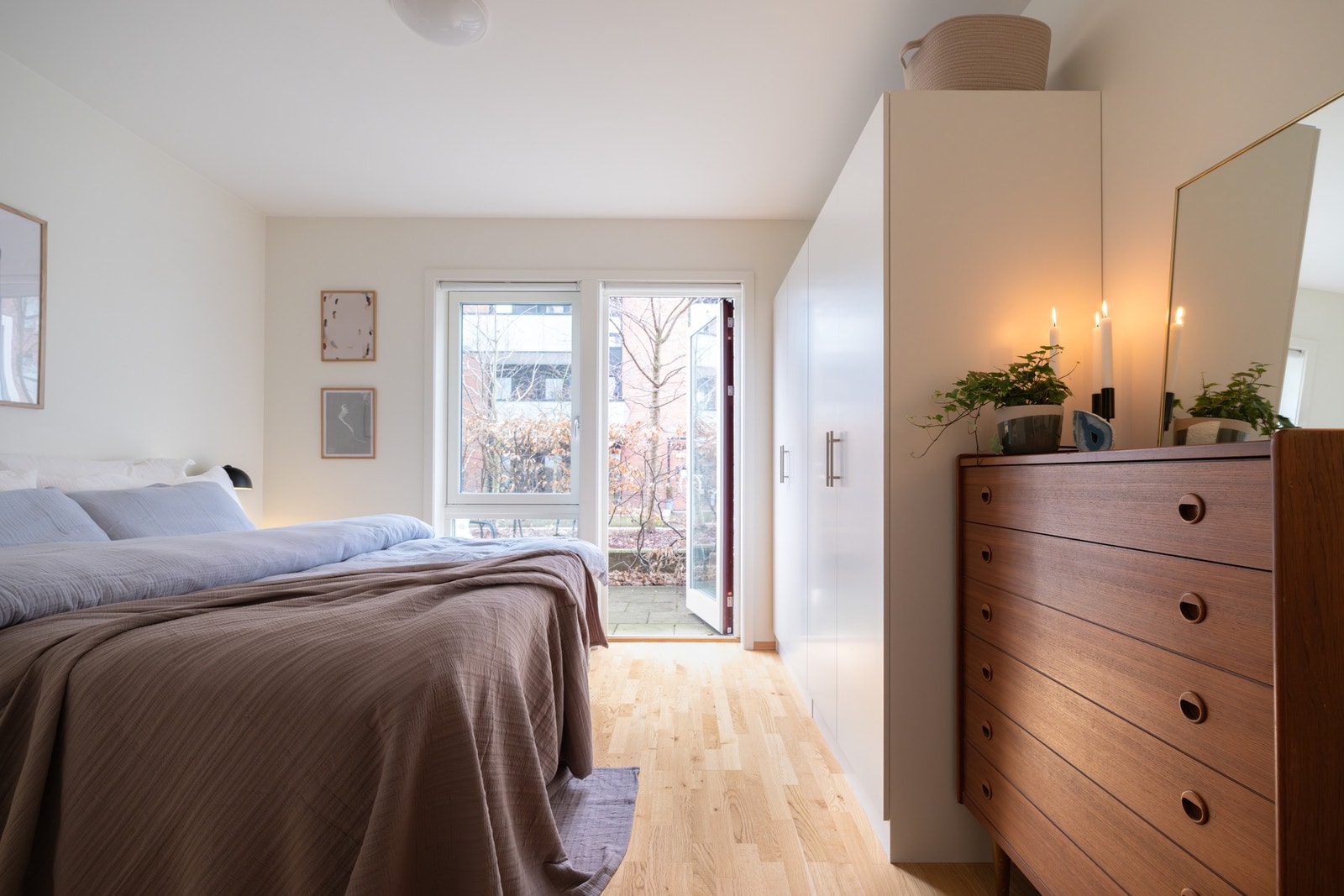 Hovedsoverommet er innredet med en stor garderobeløsning og har god plass til en stor dobbeltseng og nattbord. Galleribilde