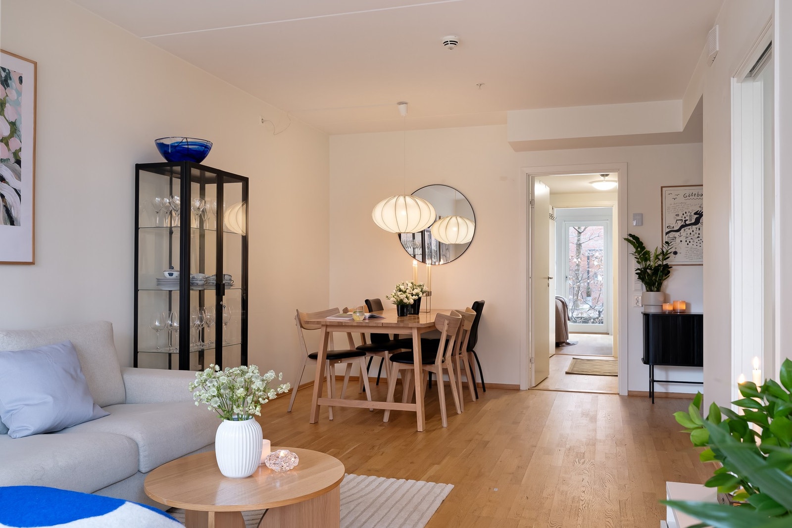 Det er parkett på gulvet og lyse veggflater. Galleribilde