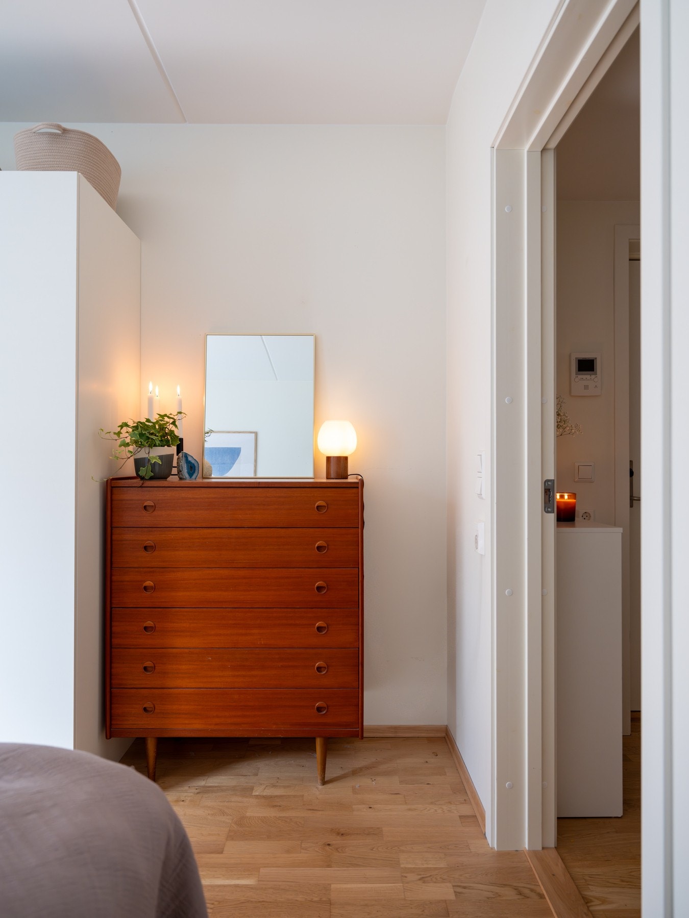 Godt med oppbevaringsplass på hovedsoverommet. Galleribilde