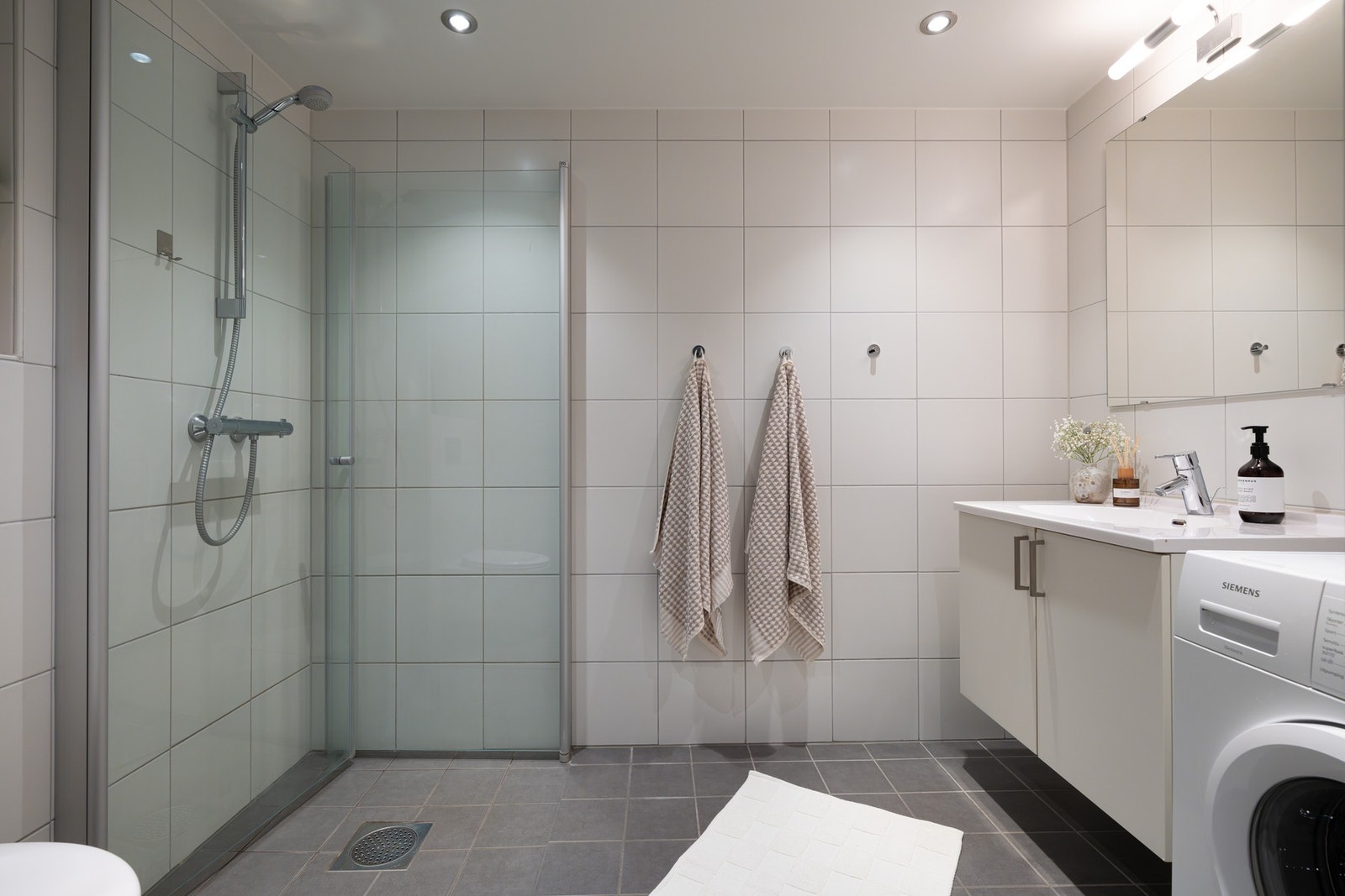 Boligen har et moderne flislagt bad med gulvvarme. Galleribilde