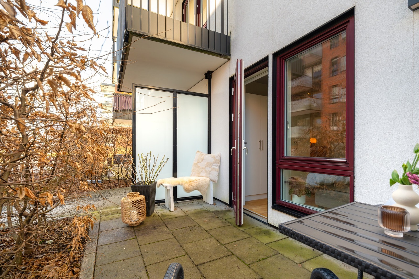 På uteplassene er det rikelig med plass til sittegruppe, plantekasser og grill. Galleribilde