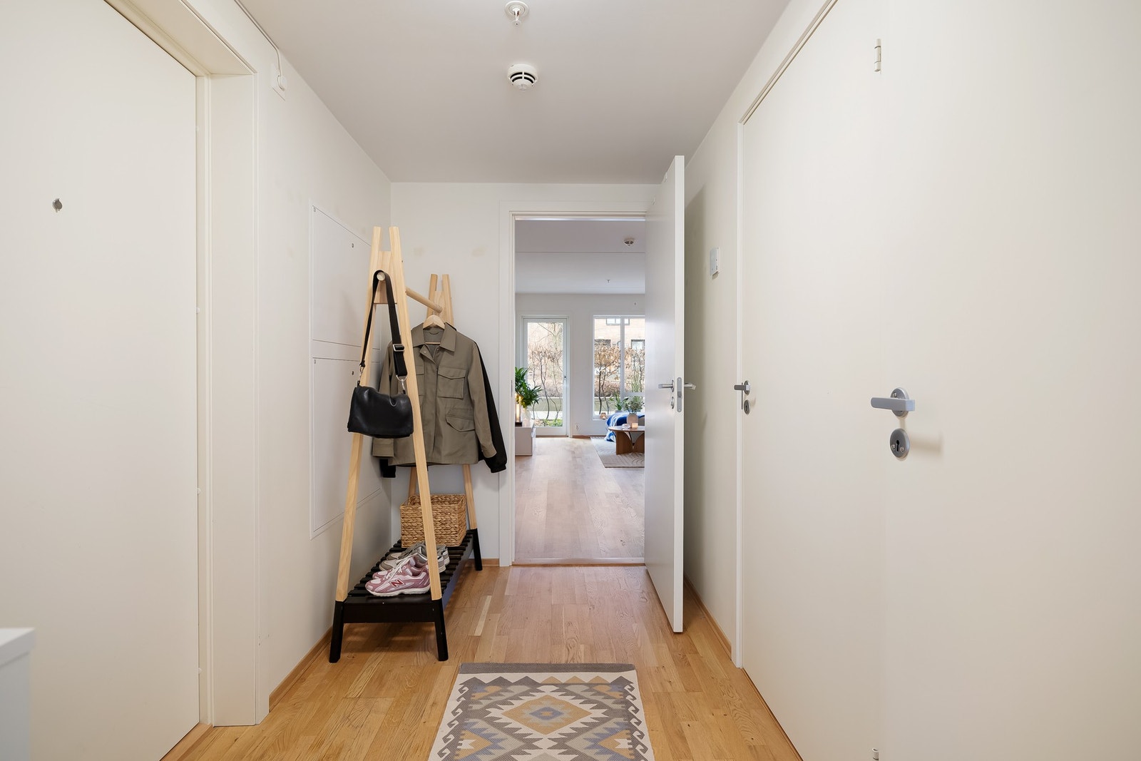 Her blir du møtt av en lys og innbydende entre som gir et godt førsteinntrykk av boligen. Galleribilde