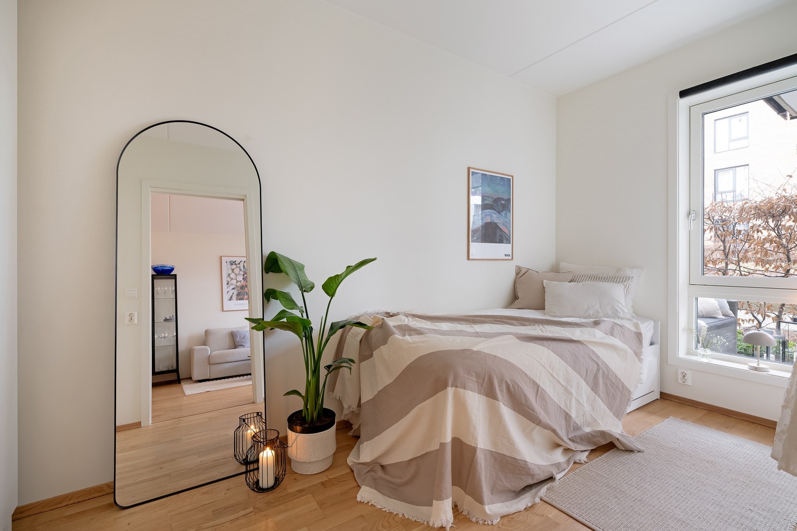 Soverom 2 er et anvendelig rom og har også god plass til seng, garderobe og skrivebord om ønskelig. Galleribilde