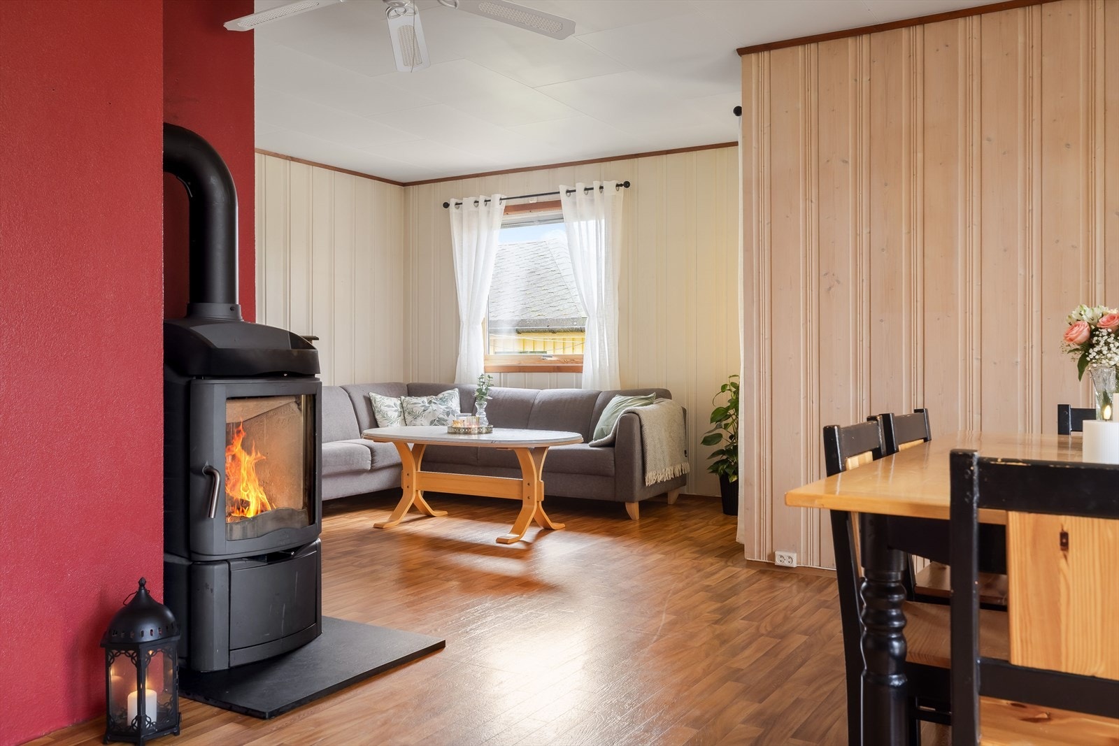 Det er montert peisovn i stua. Galleribilde
