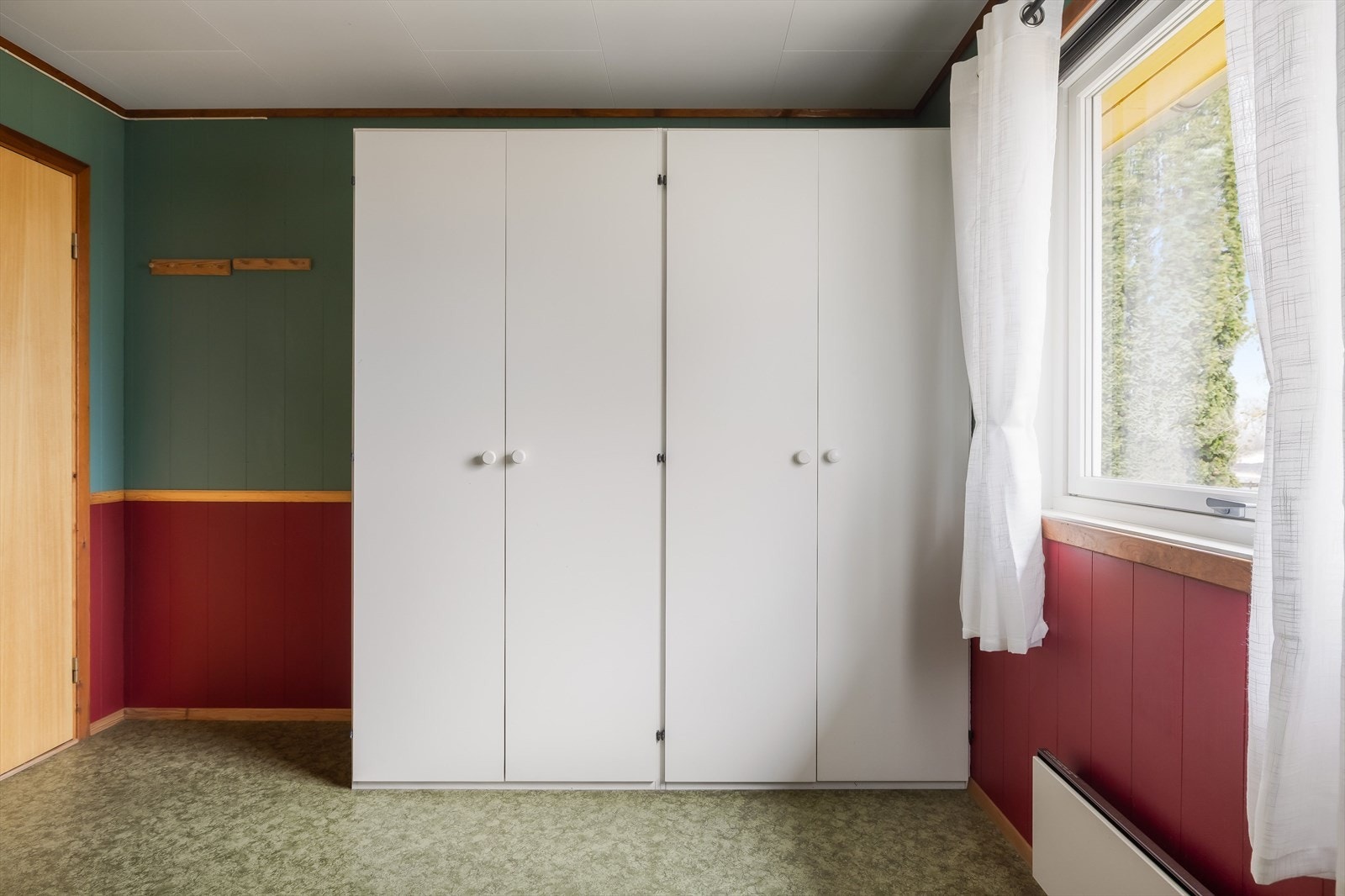 Rommet har plass til seng med tilhørende nattbord. Det er garderobeskap på rommet. Galleribilde