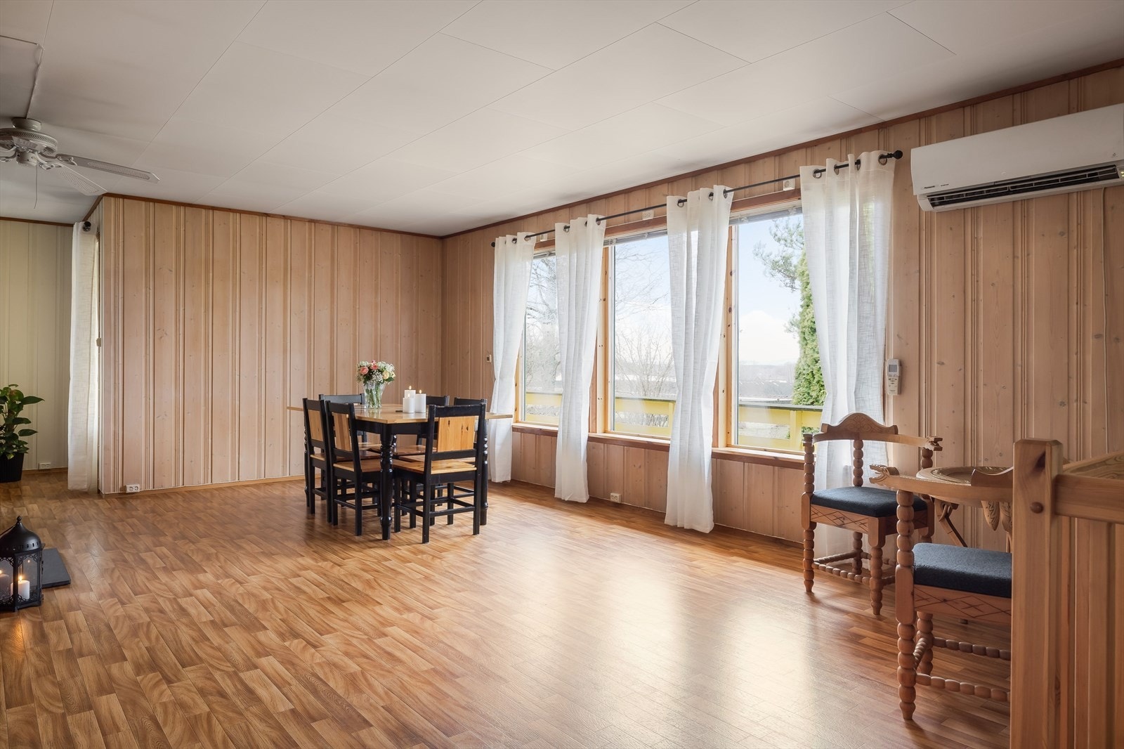 Du får en romslig stue med god plass til både spisestue og sofagruppe. Galleribilde