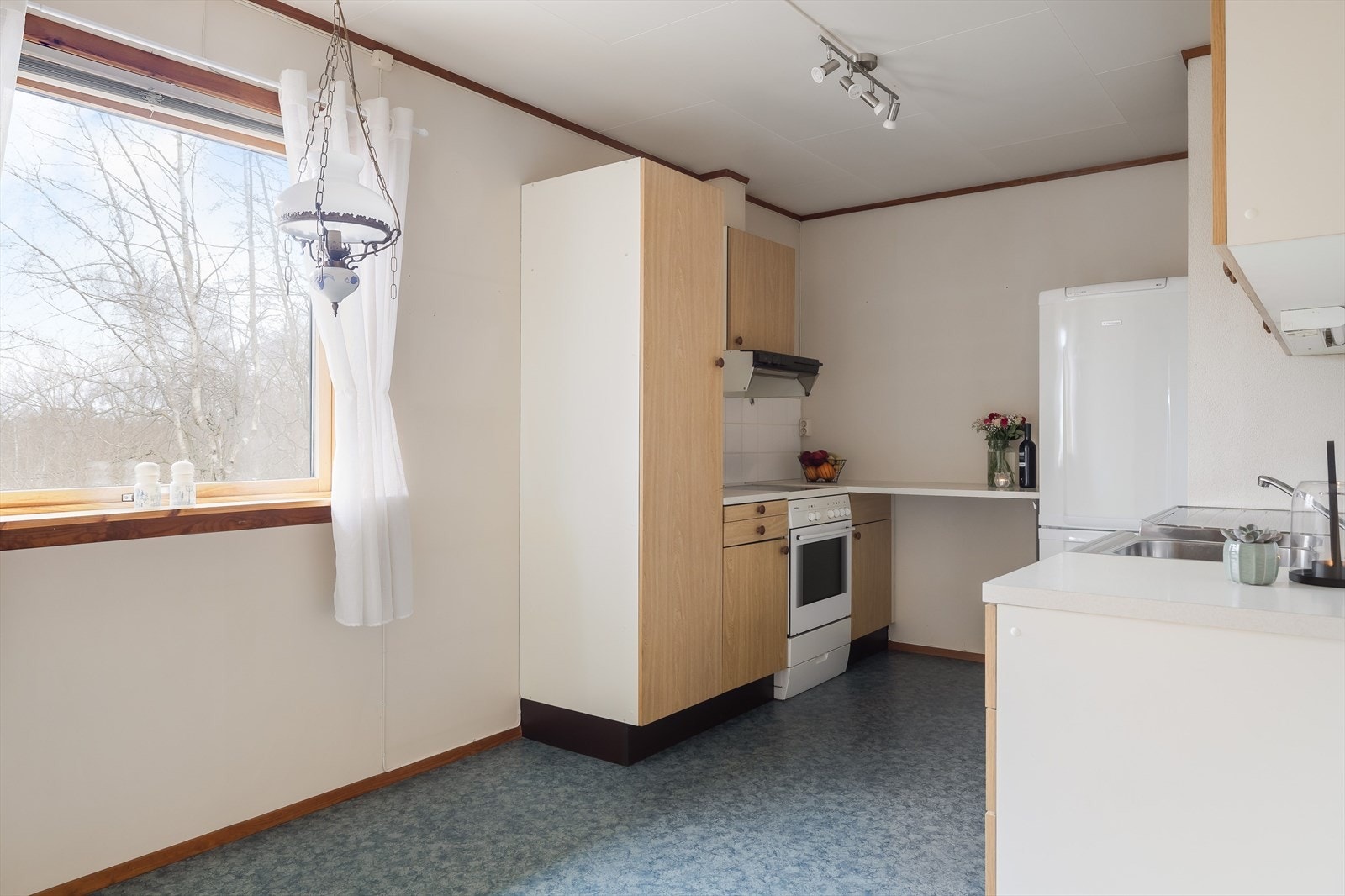 Ved vinduet er det plass til et spisebord. Galleribilde