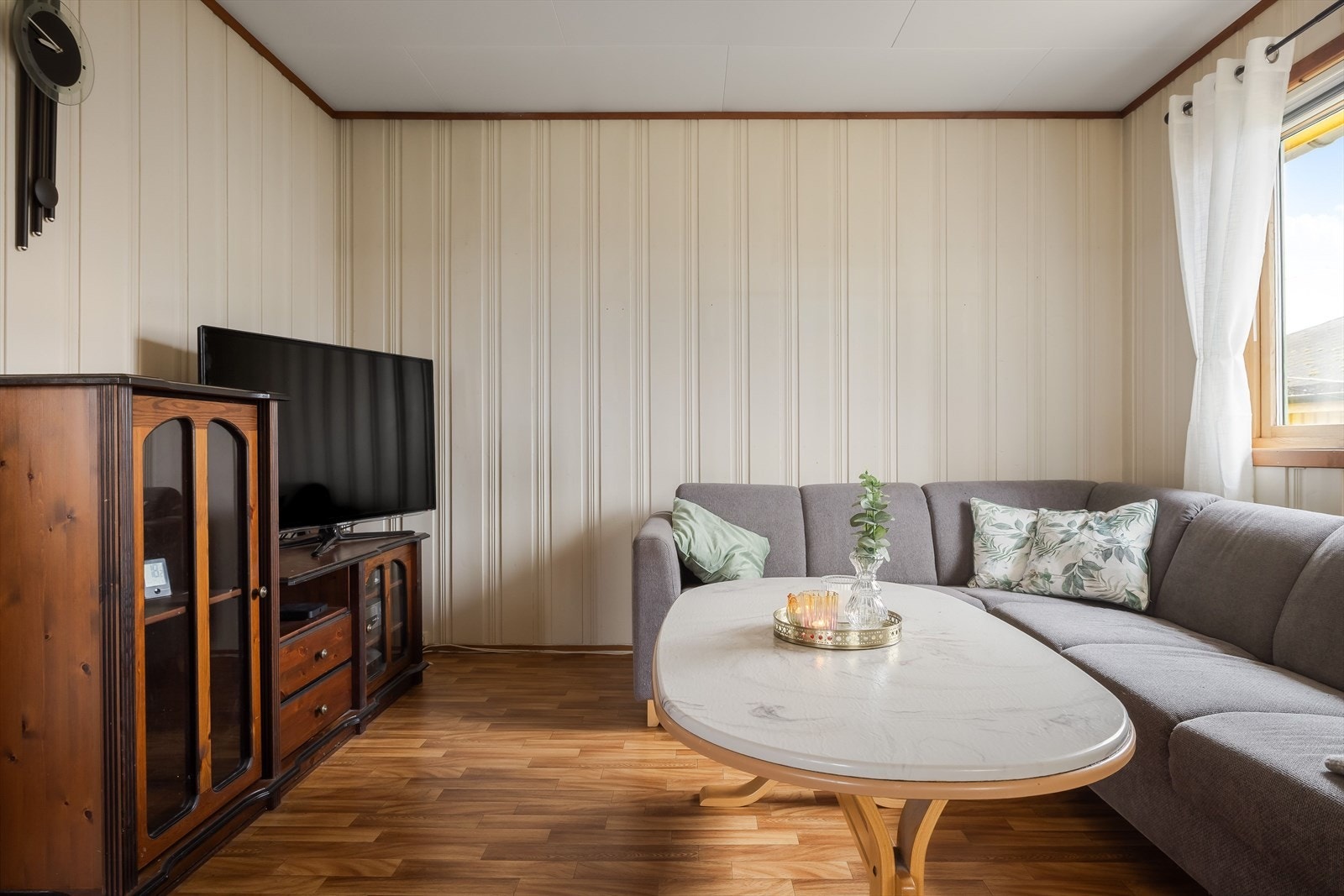 Hyggelig hjørne med plass til både sofagruppe og tilhørende TV-møblement. Galleribilde