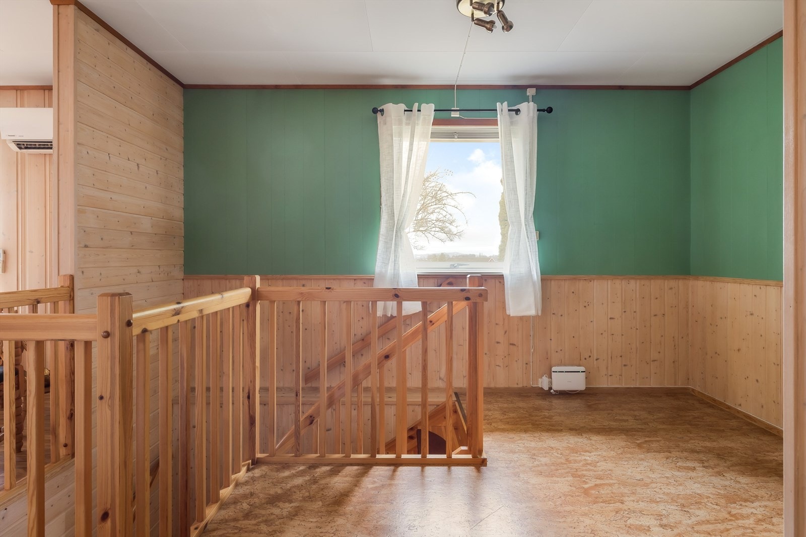 Romslig areal med trapp ned til kjeller. Galleribilde