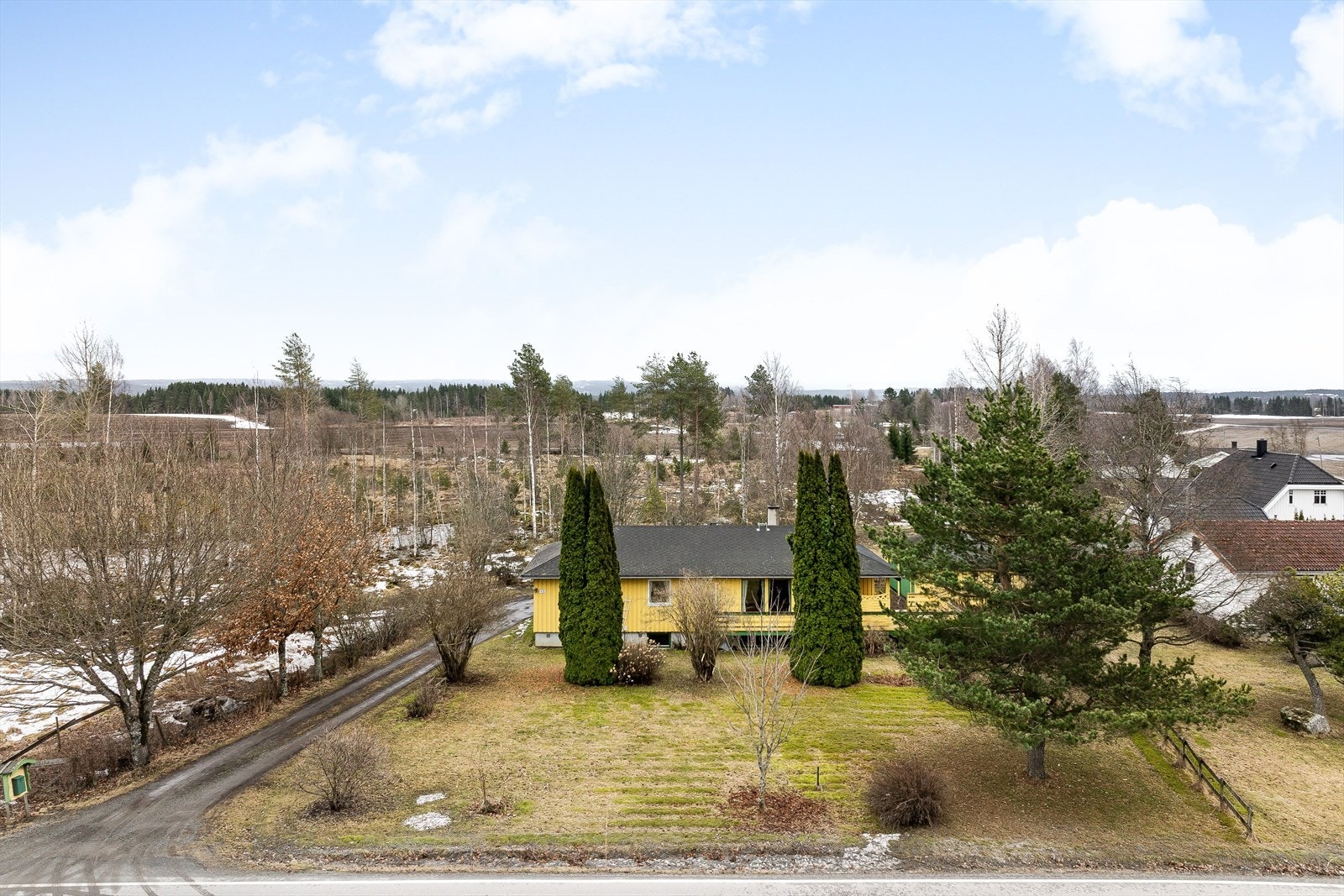 Området er landlig med noe bebyggelse og jordbruksarealer omkring. Galleribilde