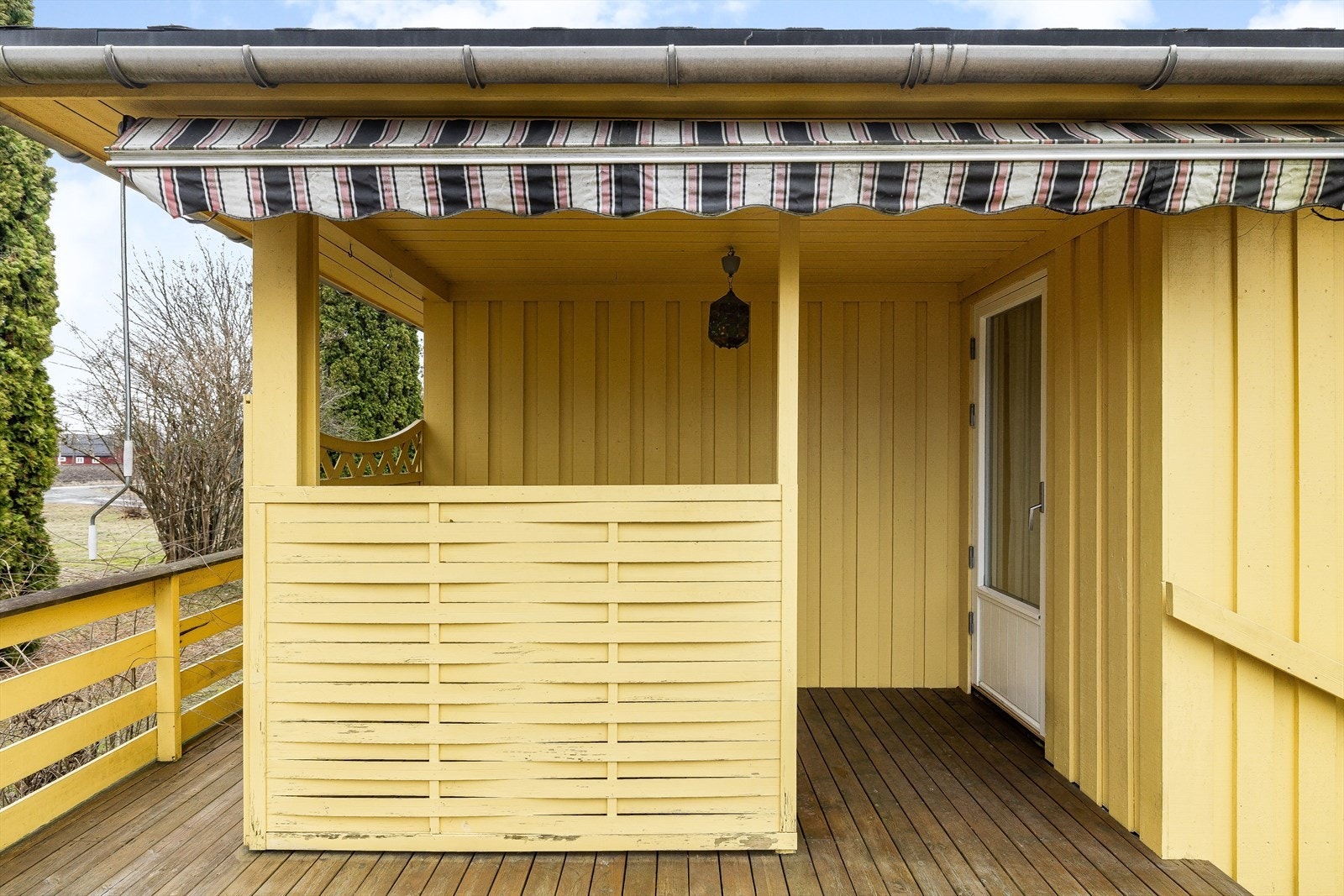 Fra stua er det utgang til terrasse som er delvis overbygd. Galleribilde