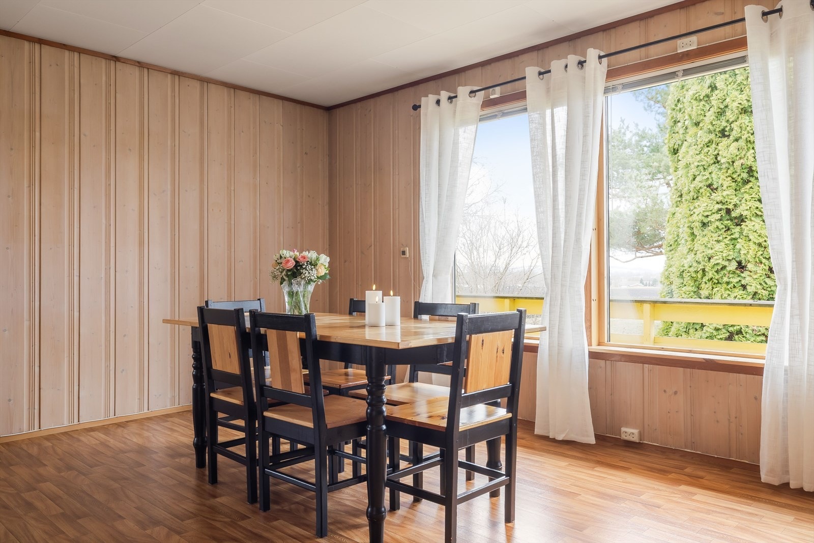 Store vinduer gir godt med naturlig lysinnslipp. Galleribilde