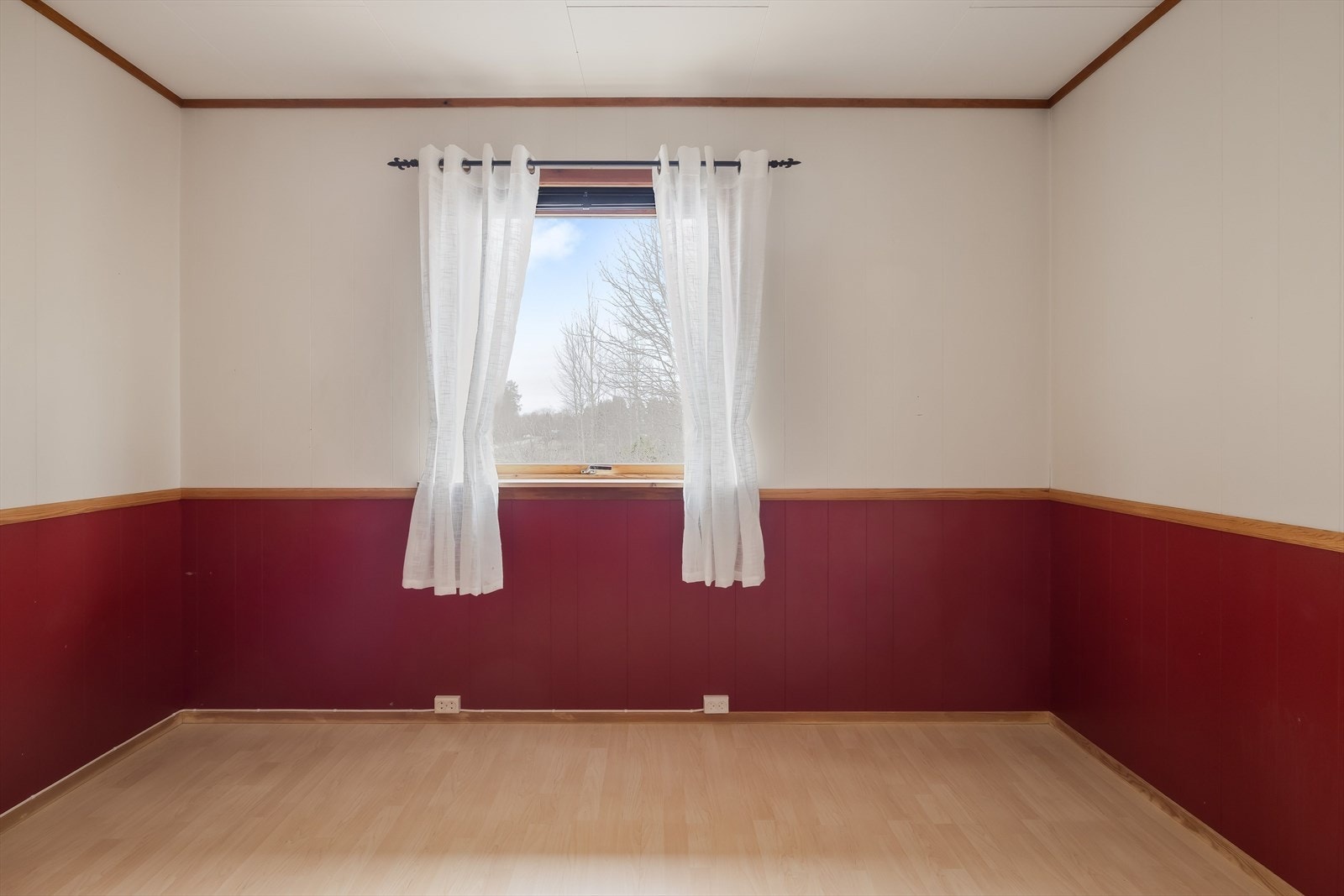 Soverom nr. to har plass til seng og andre ønskelige møbler. Galleribilde