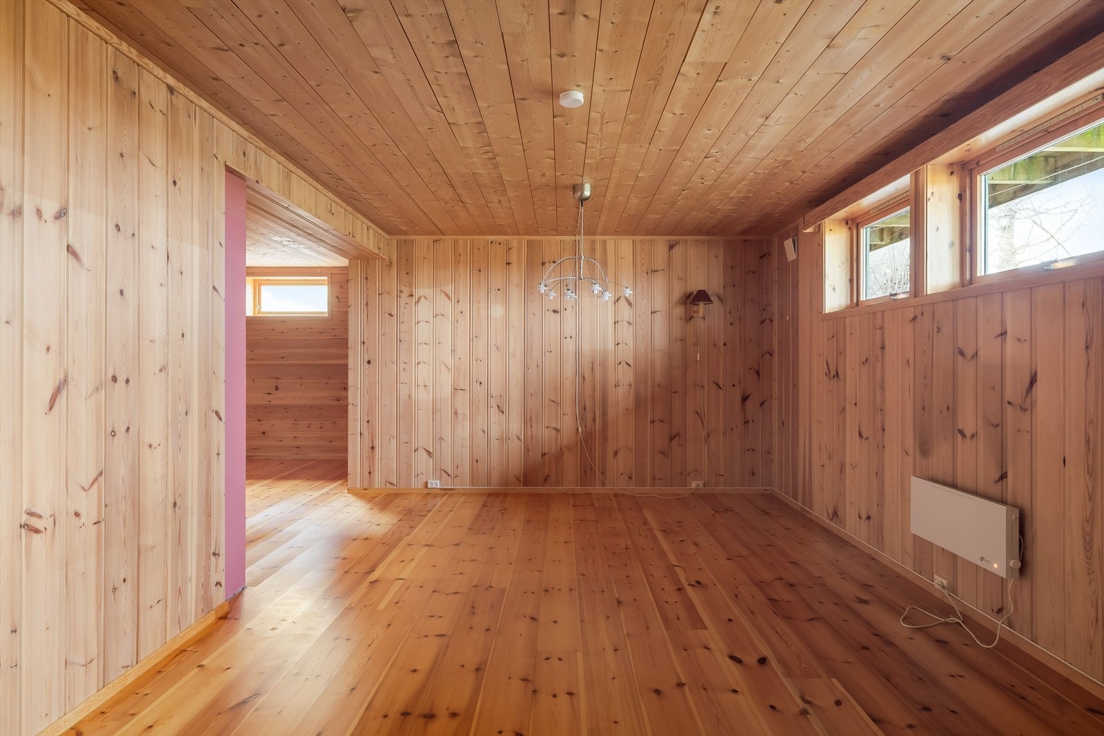 På gulvet er det tregulv og vegger og himling har panel. Galleribilde