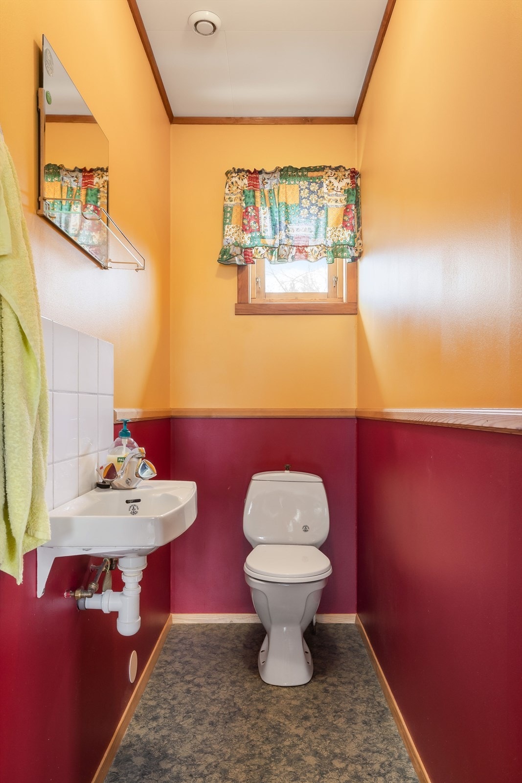 Vegg i vegg med badet er det toalettrom med gulvmontert toalett og håndvask. Galleribilde