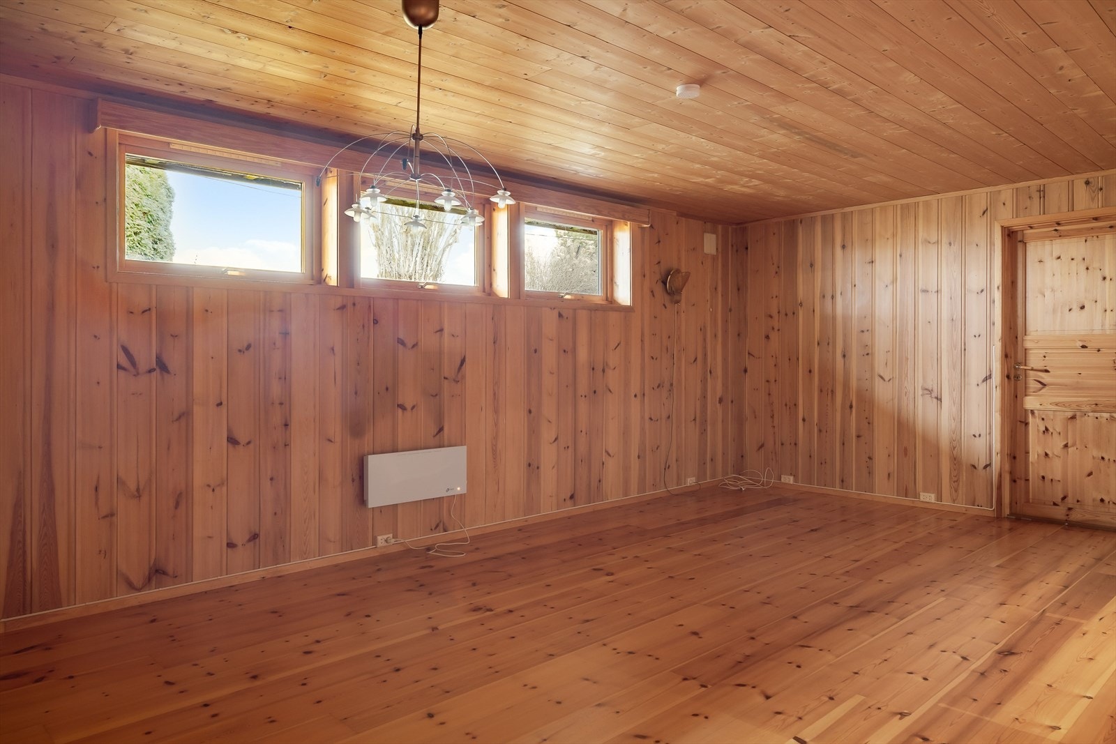 I kjelleren er det et rom som er brukt som kjellerstue. Rommet har ikke store nok vinduer til at disse er godkjente som rømningsvei og rommet er ikke søkt bruksendret. Det er derfor ikke godkjent til varig opphold. Galleribilde