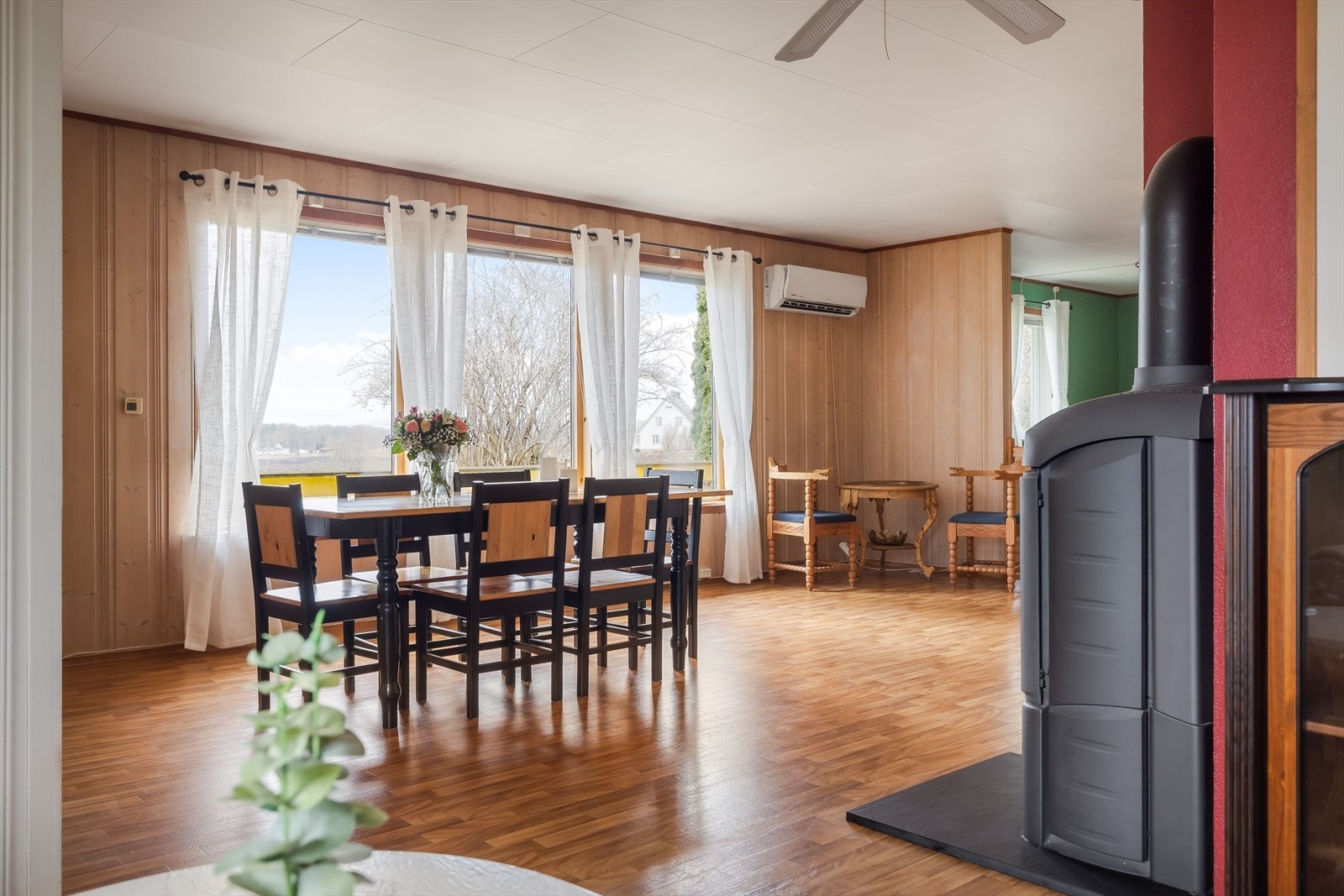 Eneboligen er oppført i 1985 og har hovedsakelig standard fra byggeåret. Galleribilde