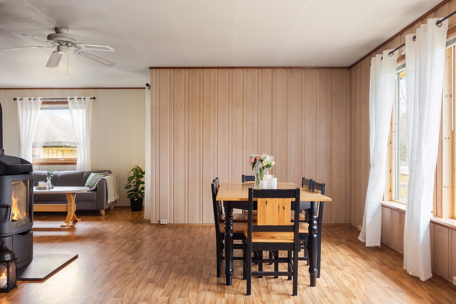 Stua går i vinkel og gir rommet naturlige inndelte soner. Galleribilde