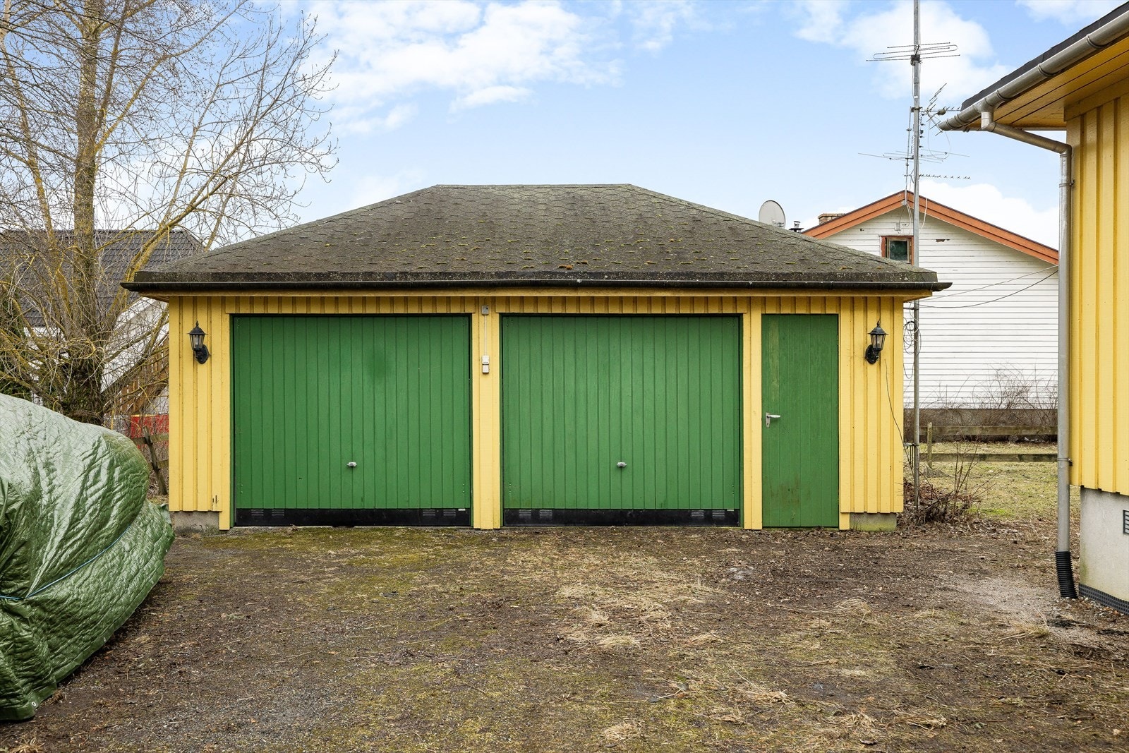 Eiendommen består av eneboligen og en dobbelgarasje. Galleribilde