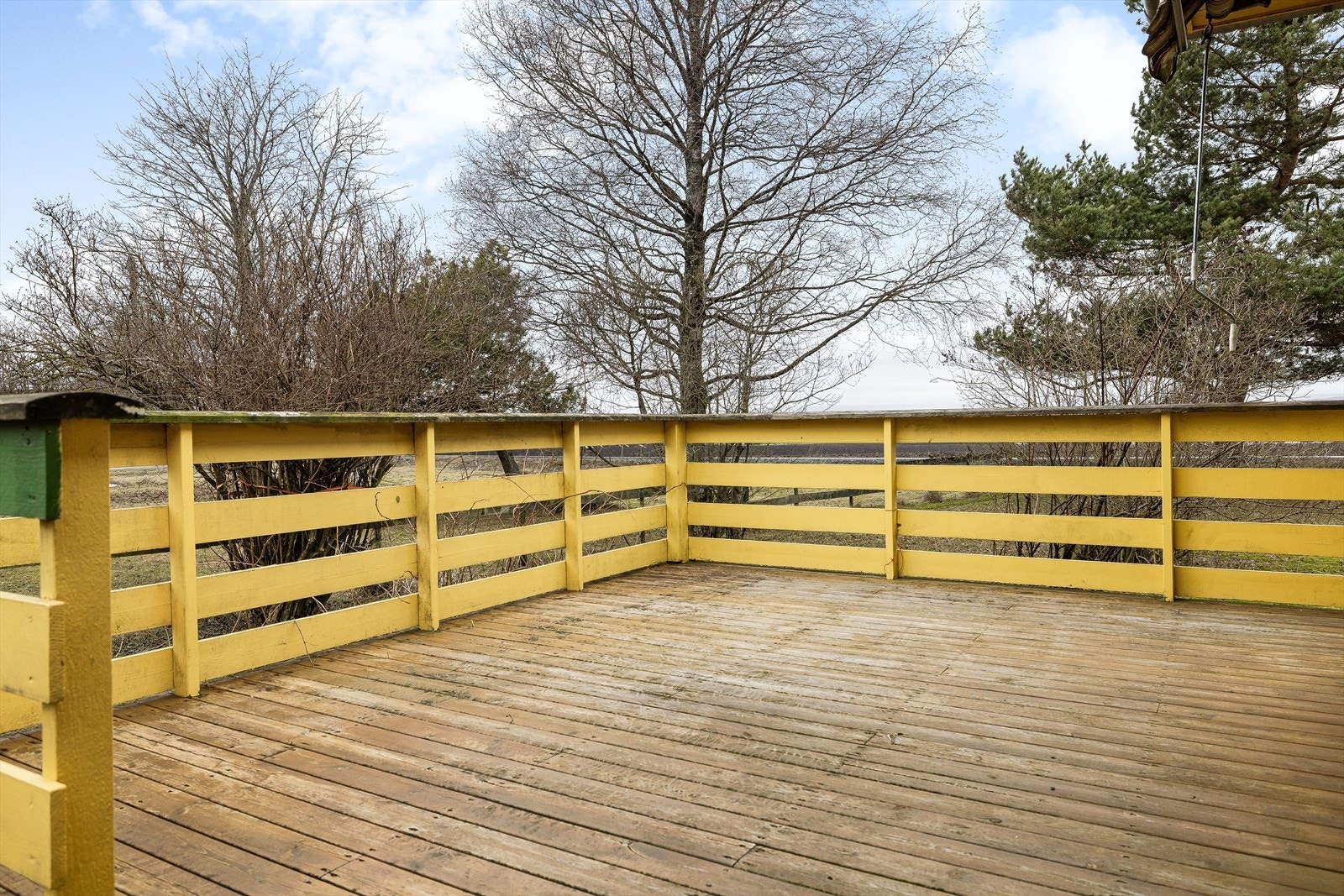 Terrassen strekker seg rundt to av huset vegger. Galleribilde