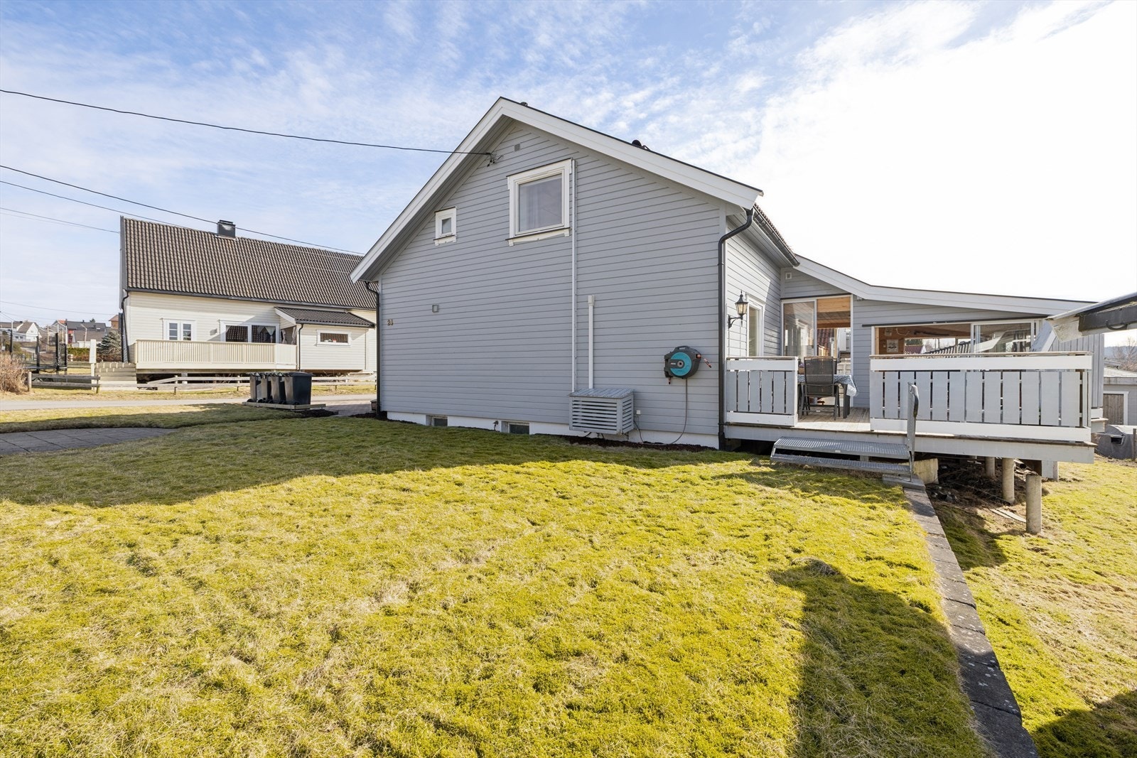 Romslig hage og tomt på 711 kvm Galleribilde