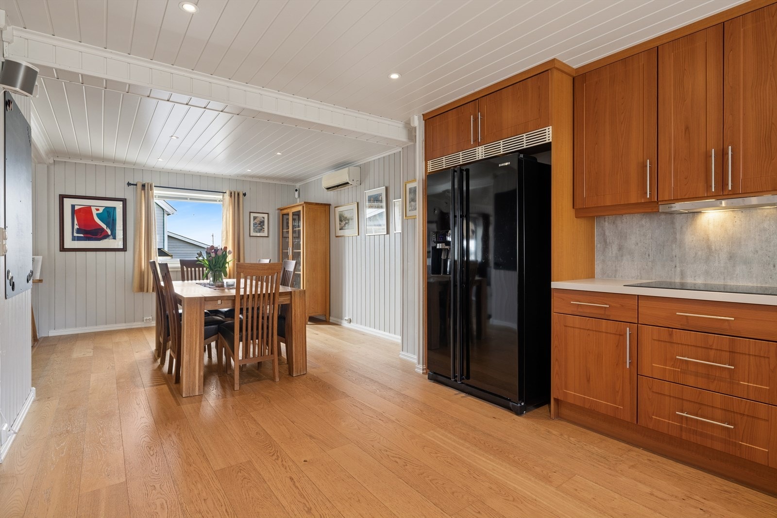 Plass til stor spisegruppe mellom stue og kjøkken Galleribilde