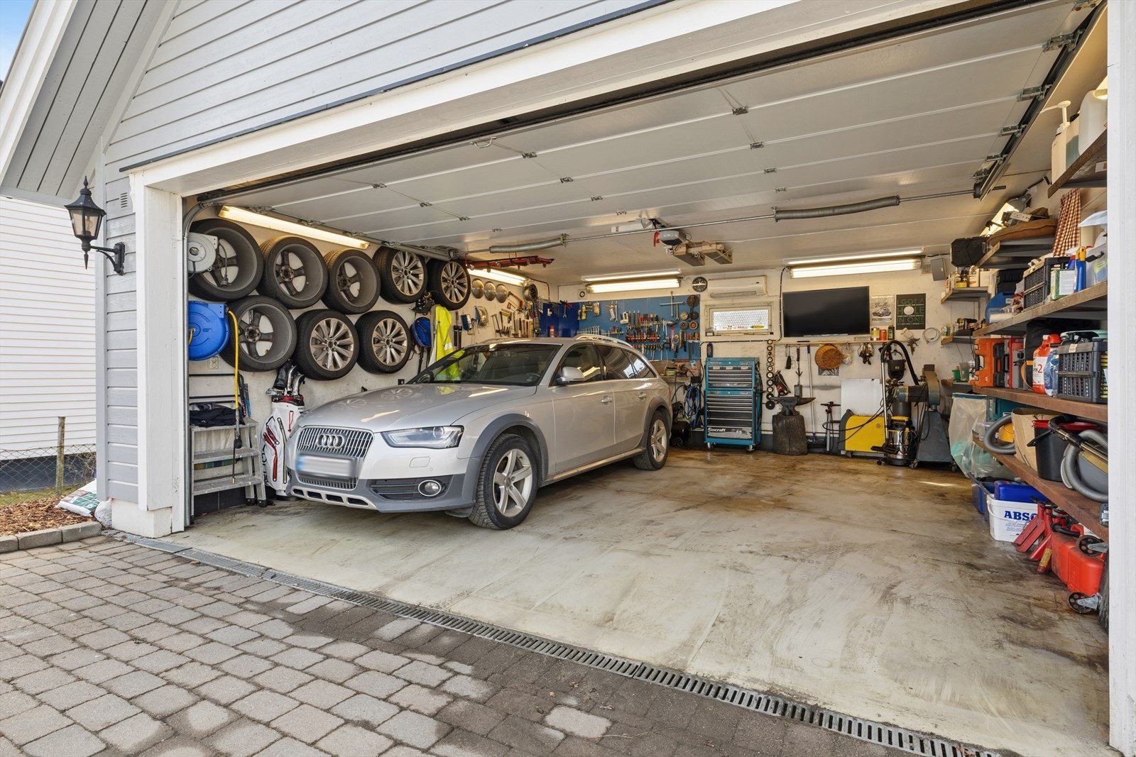 Isolert dobbeltgarasje med varmepumpe Galleribilde