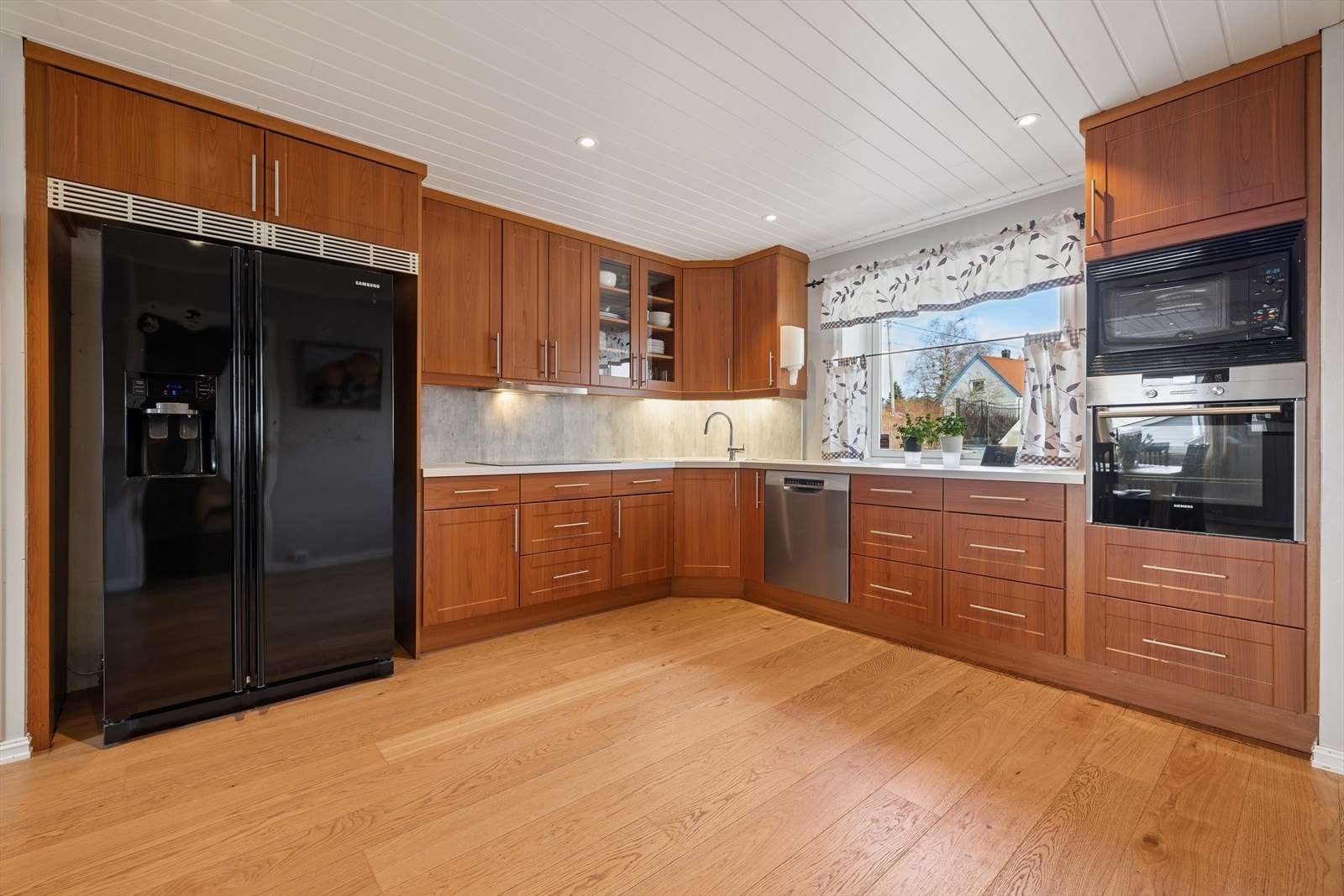 Kjøkken med delvis integrerte hvitevarer Galleribilde