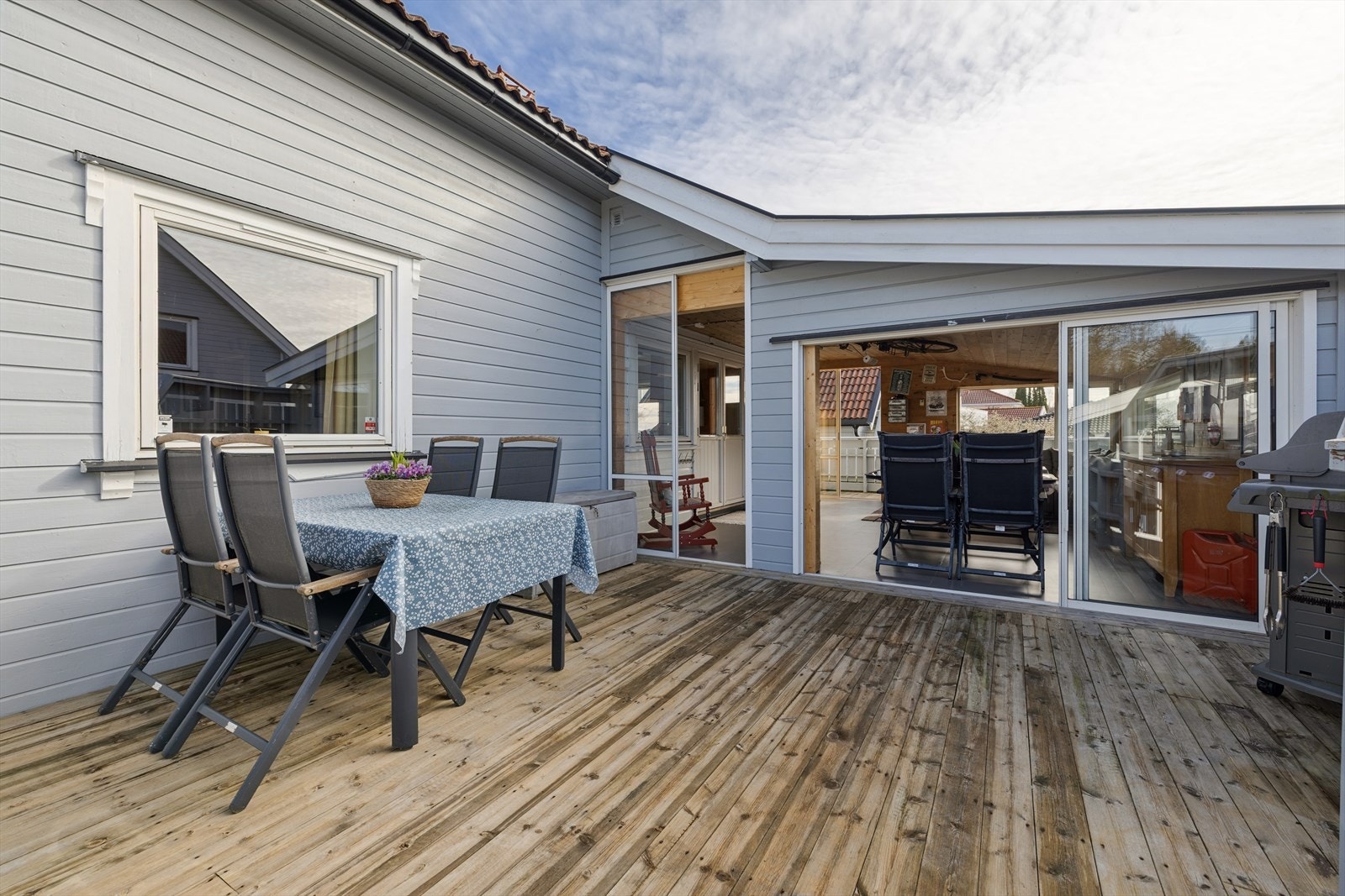 Stor terrasse og adkomst til hagestue Galleribilde