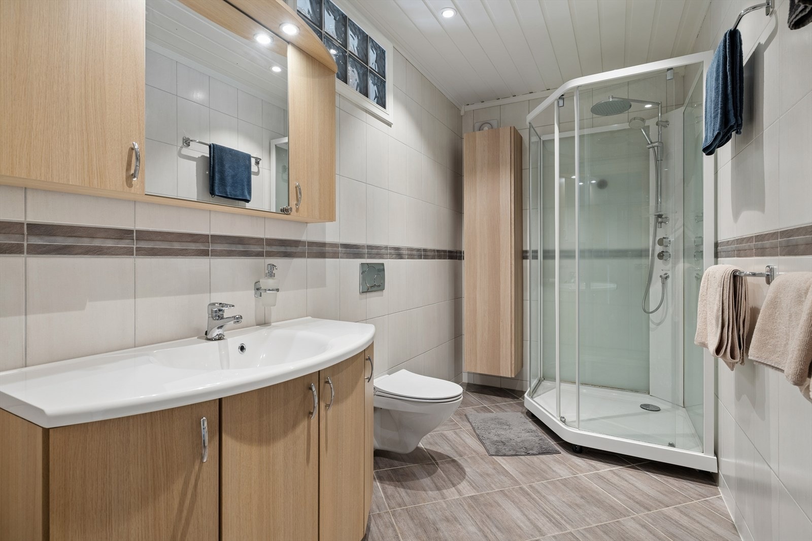 Hefliset bad i første etasje Galleribilde