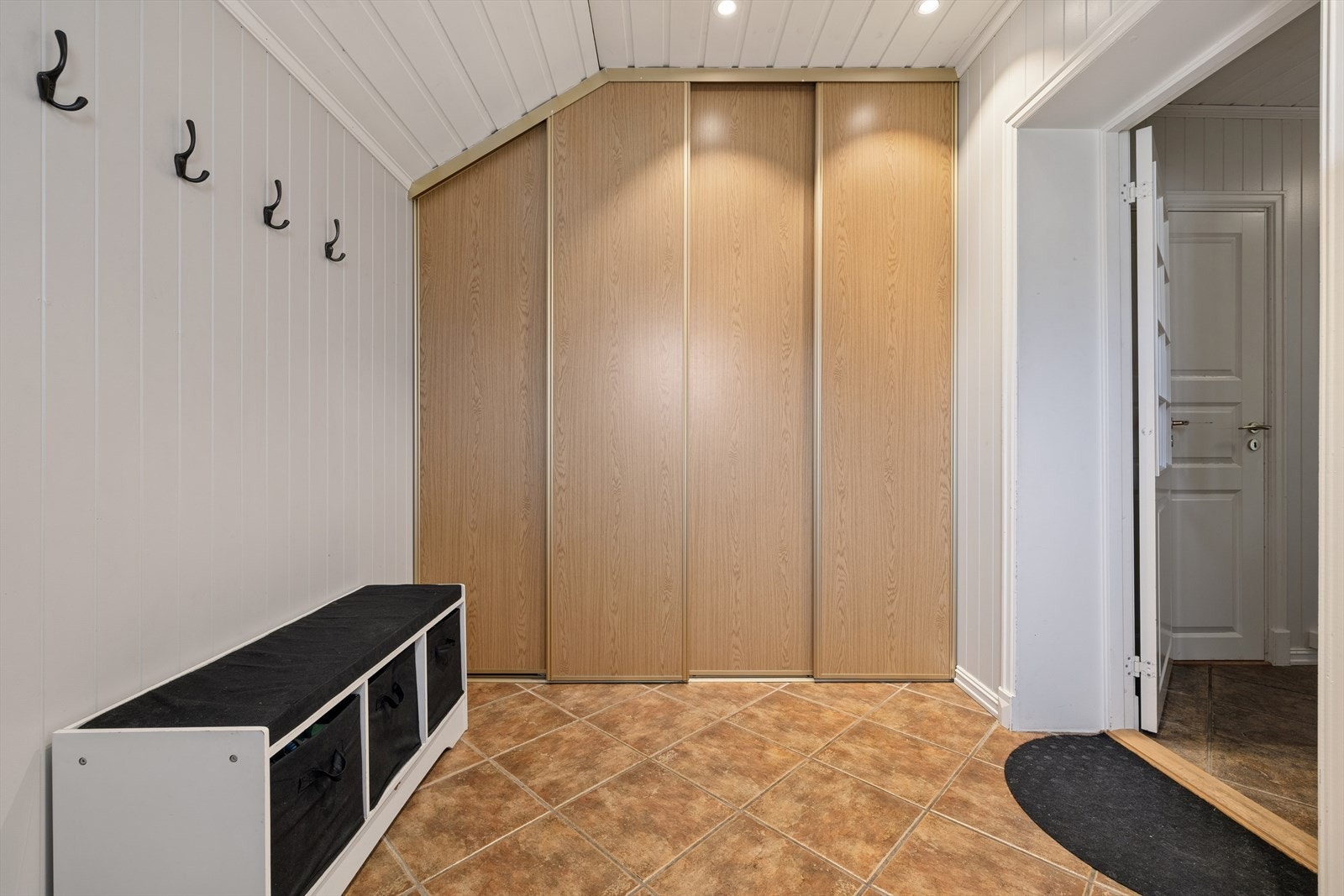 Flislagt inngangsparti med skyvedørsgarderobe Galleribilde