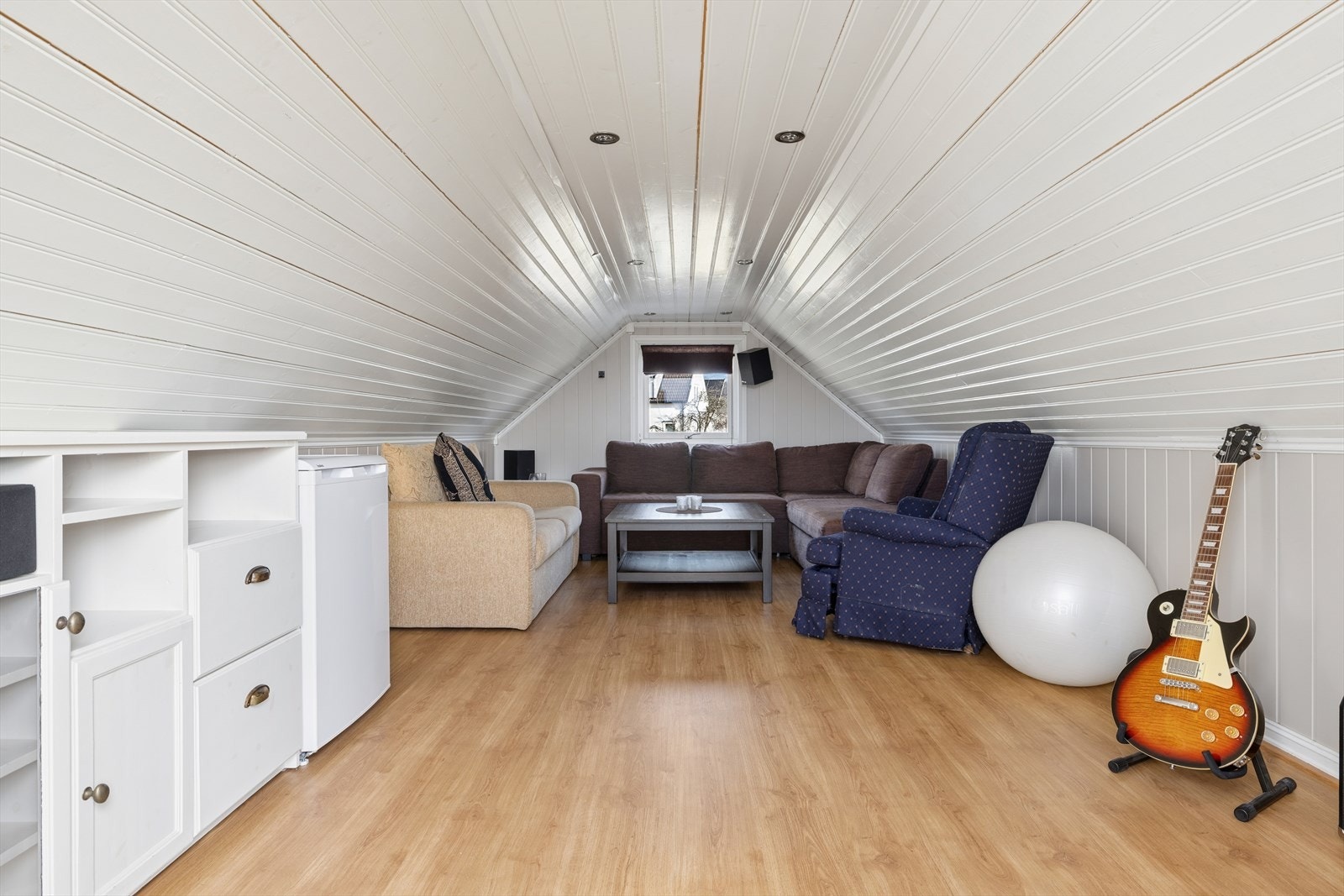 Innredet loft over garasje - perfekt for familiens ungdommer Galleribilde