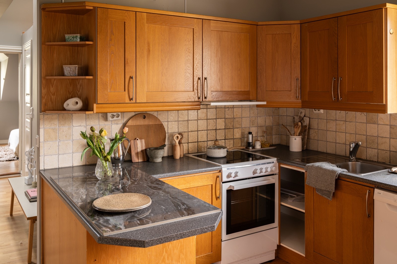 Kjøkkenet er utstyrt med medfølgende hvitevarer som komfyr, oppvaskmaskin og kjøleskap med frysedel. Galleribilde