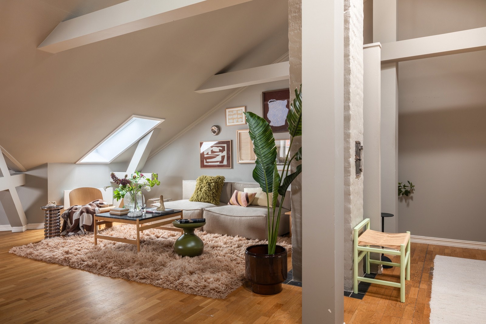 Leiligheten ligger i byggets toppetasje (4. etasje), og har en gjennomgående planløsning med åpen stue- og kjøkkenløsning, tv-stue, 3 soverom og baderom. Galleribilde