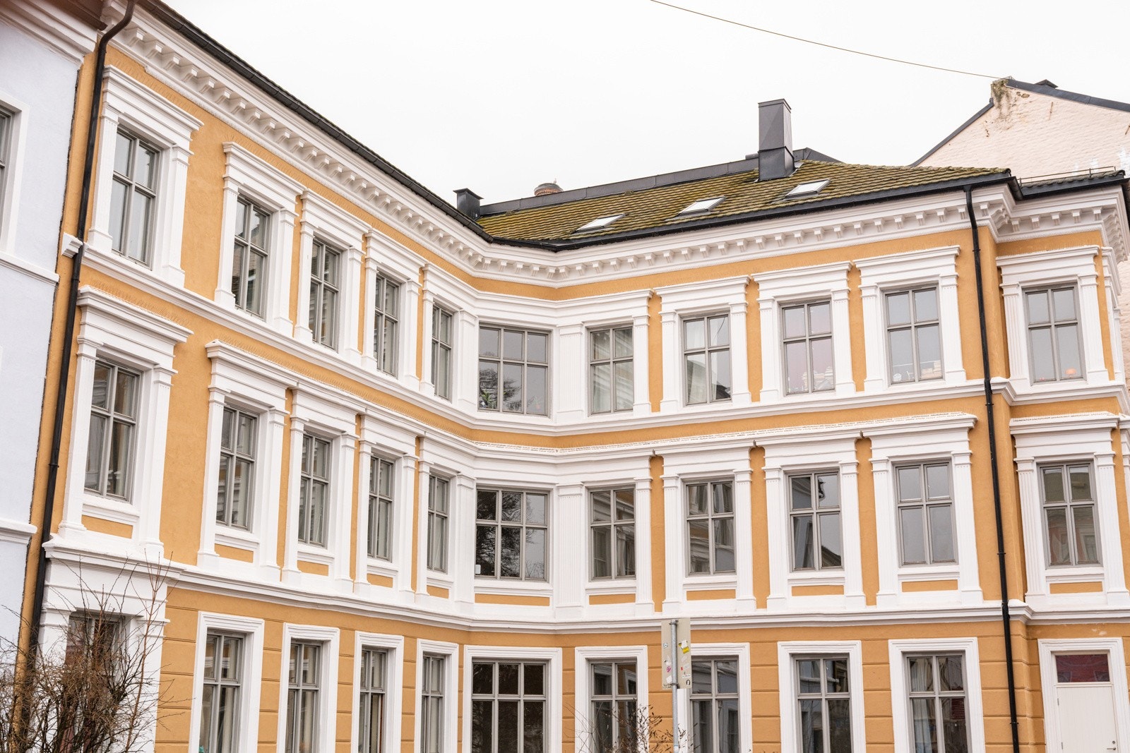 Attraktiv beliggenhet på Grünerløkka, med Sofienbergparken som nærmeste nabo. Her bor du med kort gangavstand til offentlig kommunikasjon, samt til hovedstadens rike utvalg av fasiliteter og servicetilbud. Galleribilde