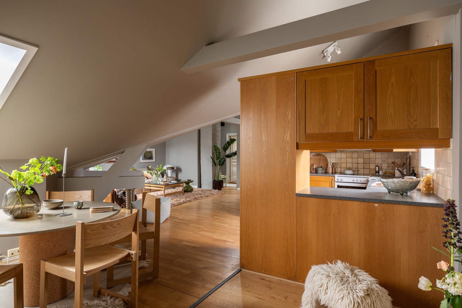 Kjøkkeninnredningen har åpning mot spisestuen - perfekt for servering til middagsselskap. Galleribilde