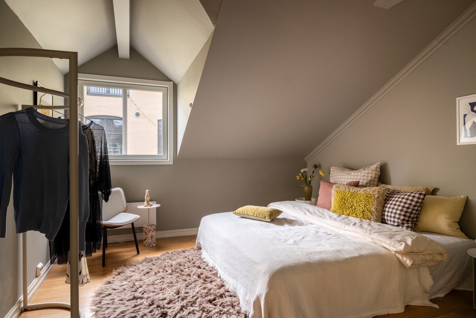 Soverom 1 vender ut mot bakgården, og er i dag innredet med en dobbeltseng med tilhørende nattbord. Galleribilde