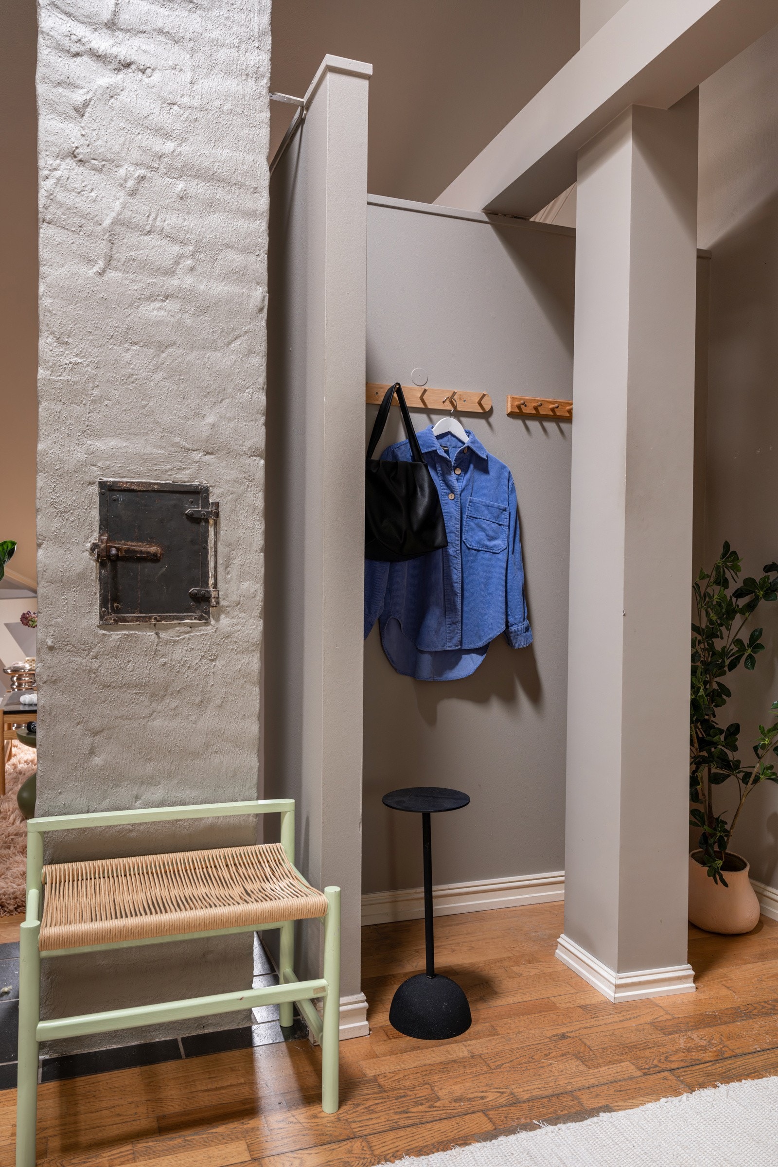 Du ønskes velkommen inn i en hyggelig entré med plass til sko og oppheng av yttertøy. Galleribilde
